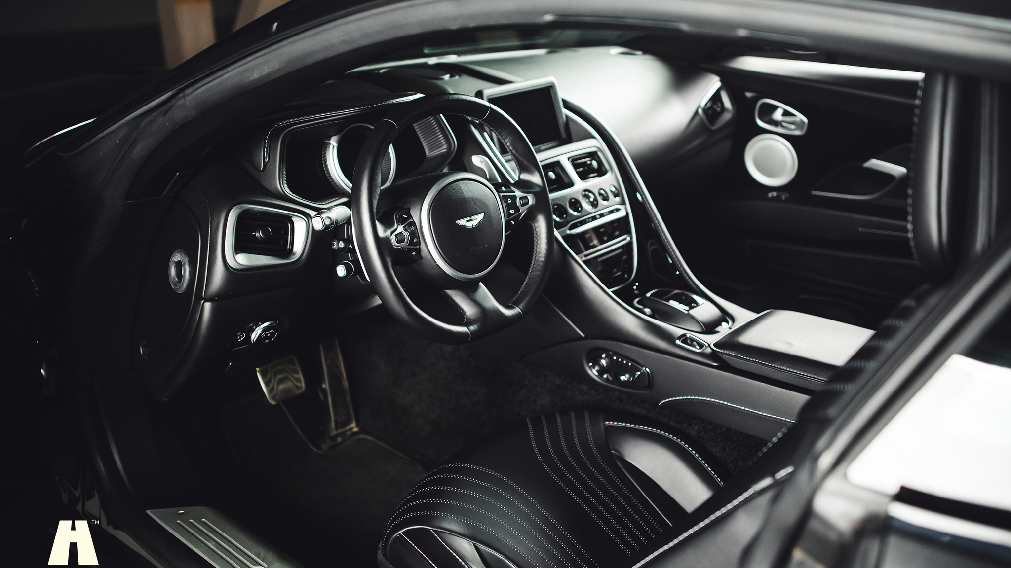 Interiörbild 2019 Aston Martin DB11 AMR (1)