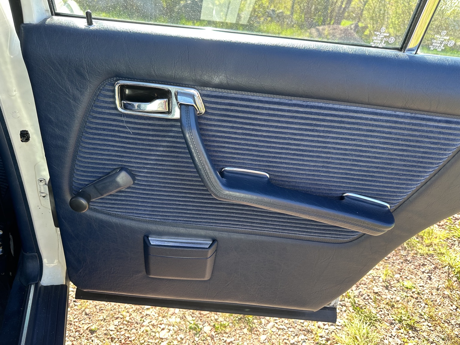 Interior image of 1985 Mercedes-Benz 200