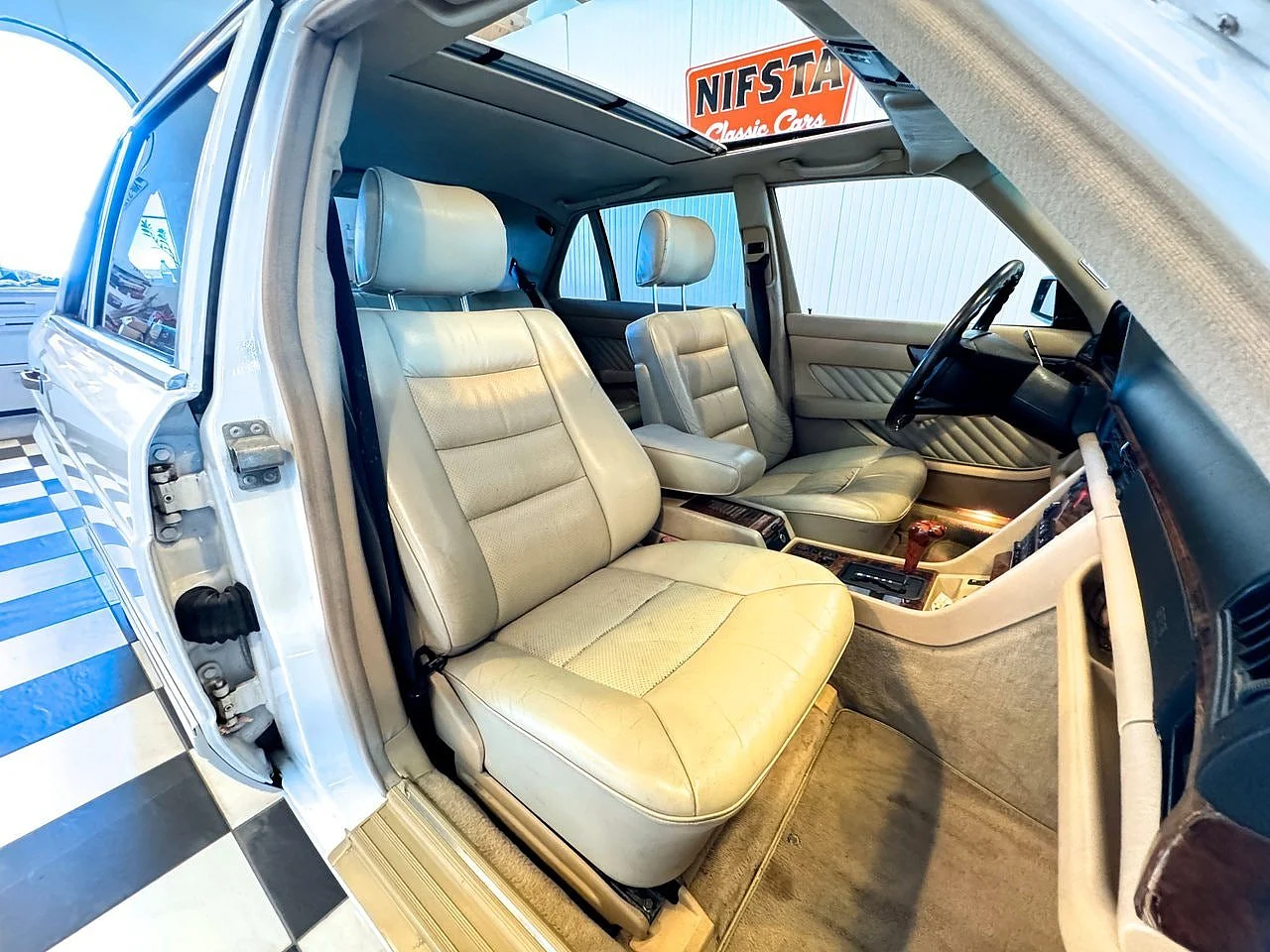 Bild von 1991 Mercedes-Benz S560 (23)