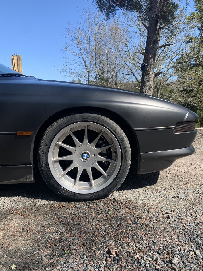 Exterior image of 1995 BMW 840i (30)