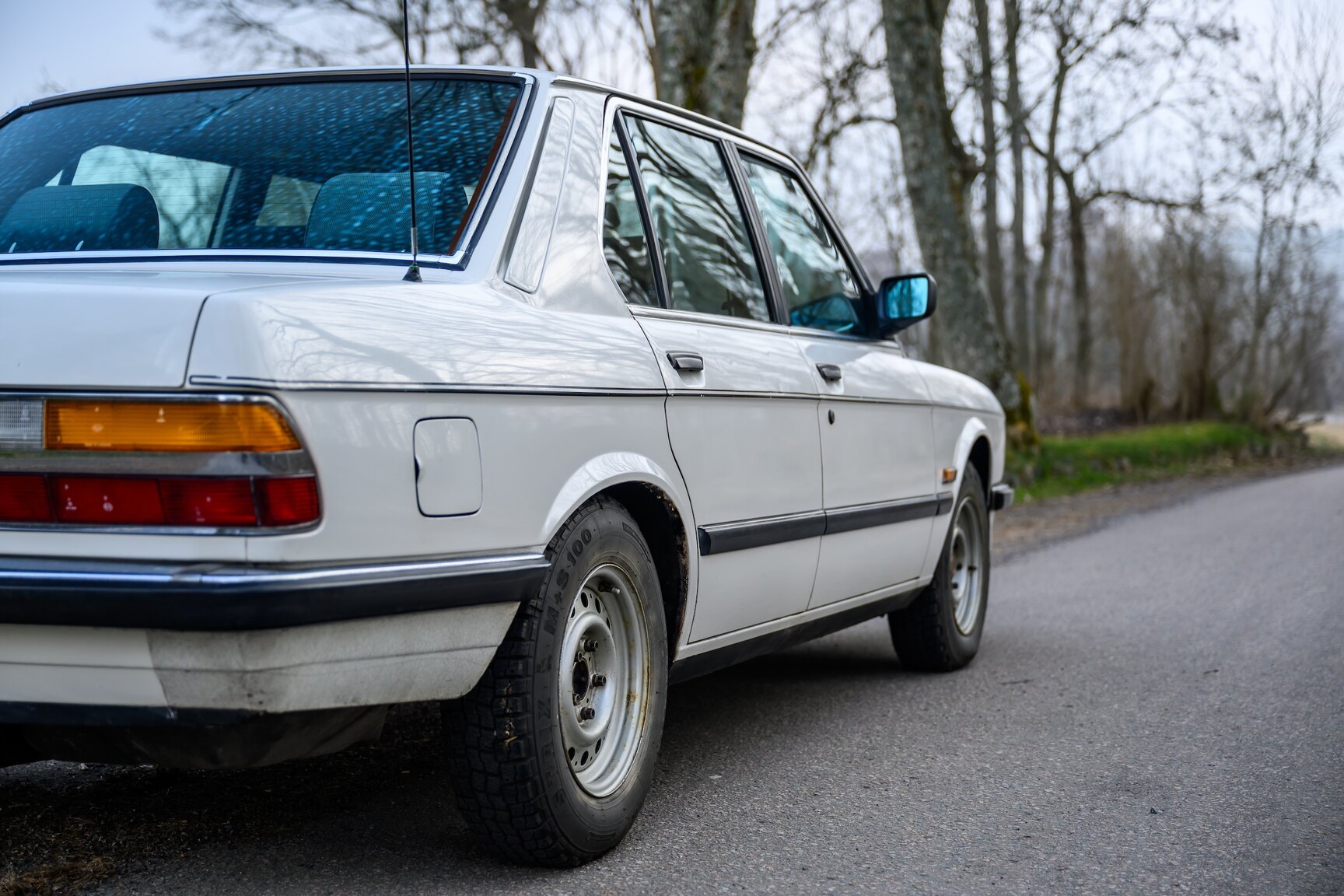 Exterior image of 1986 BMW 520i