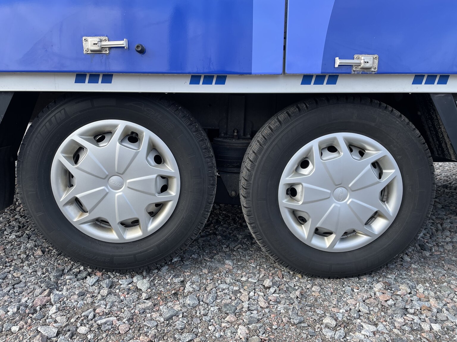 Exteriörbild på 2022 Ford Transit fordonstransport