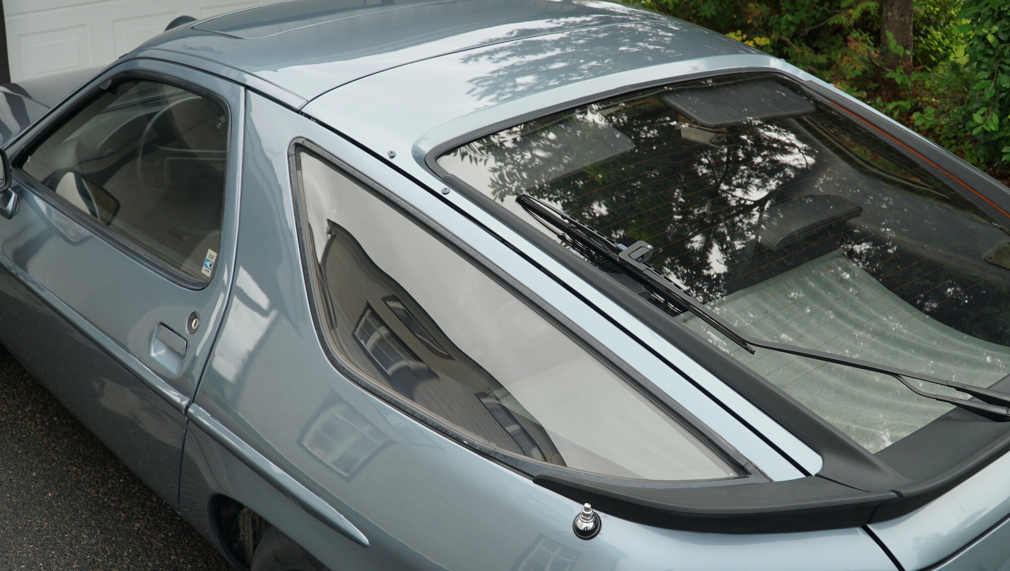 Exteriörbild på 1983 Porsche 928S (54)