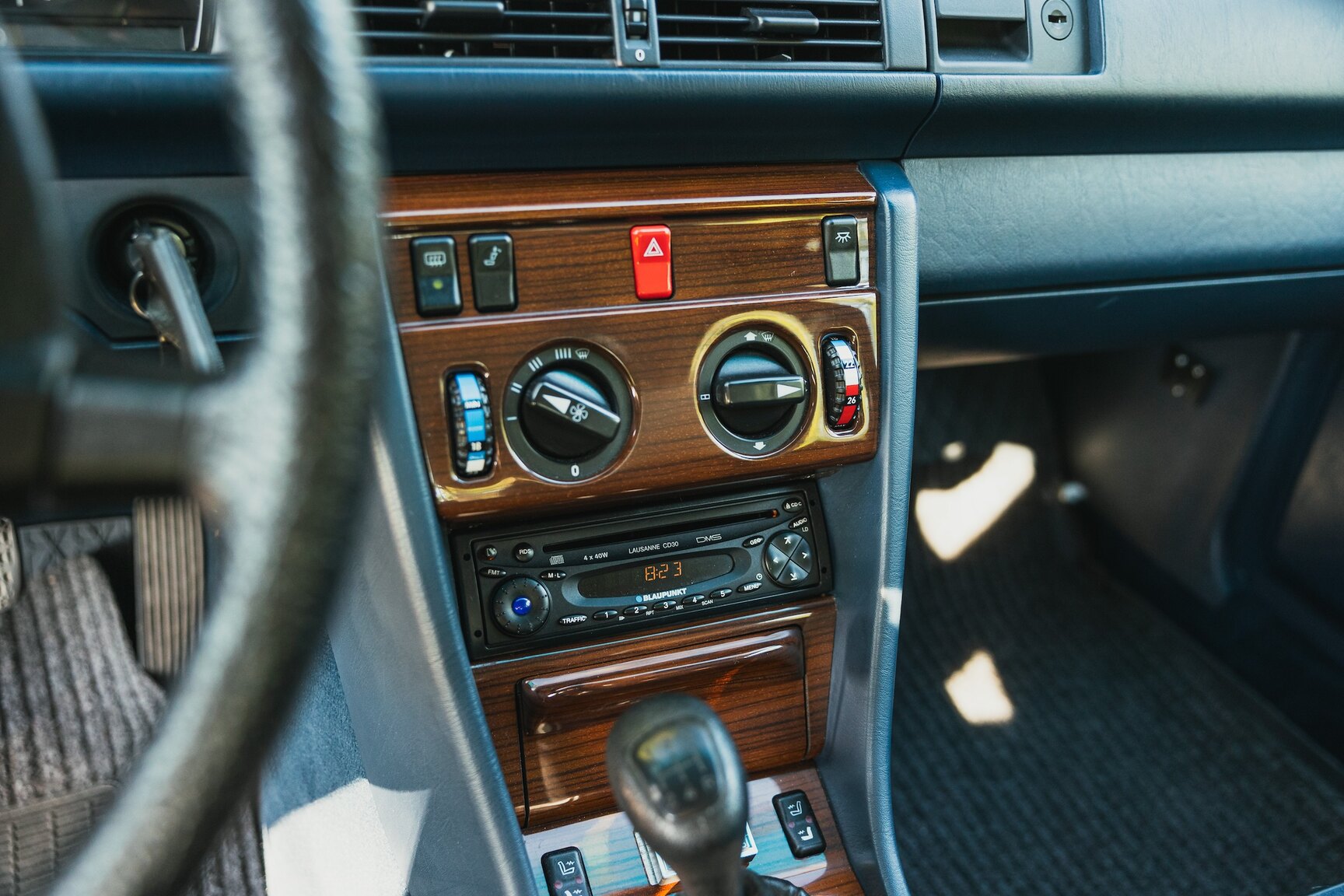 Interiörbild 1987 Mercedes-Benz 230E (5)