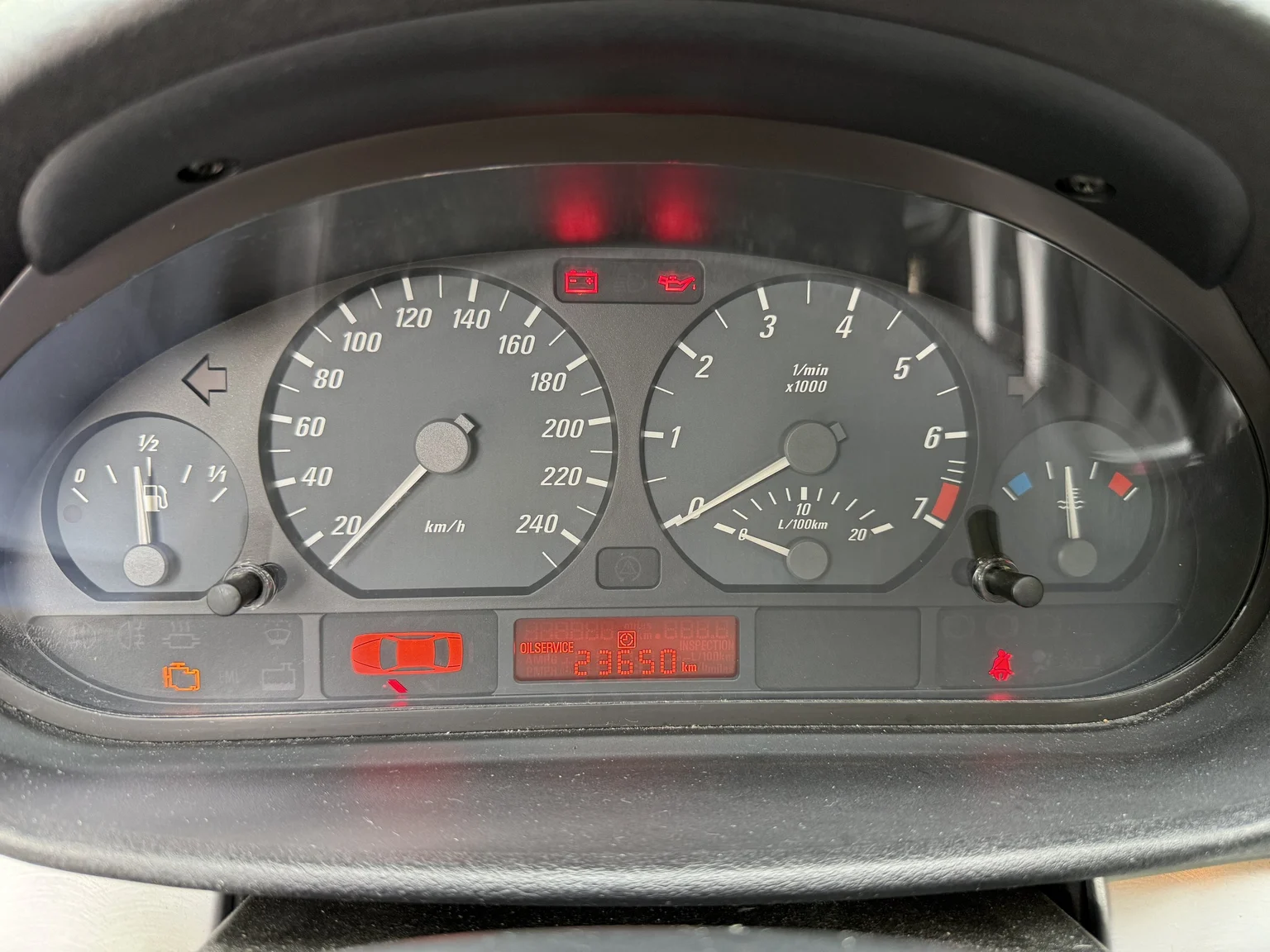 Interior image of 2005 BMW 320Ci (12)