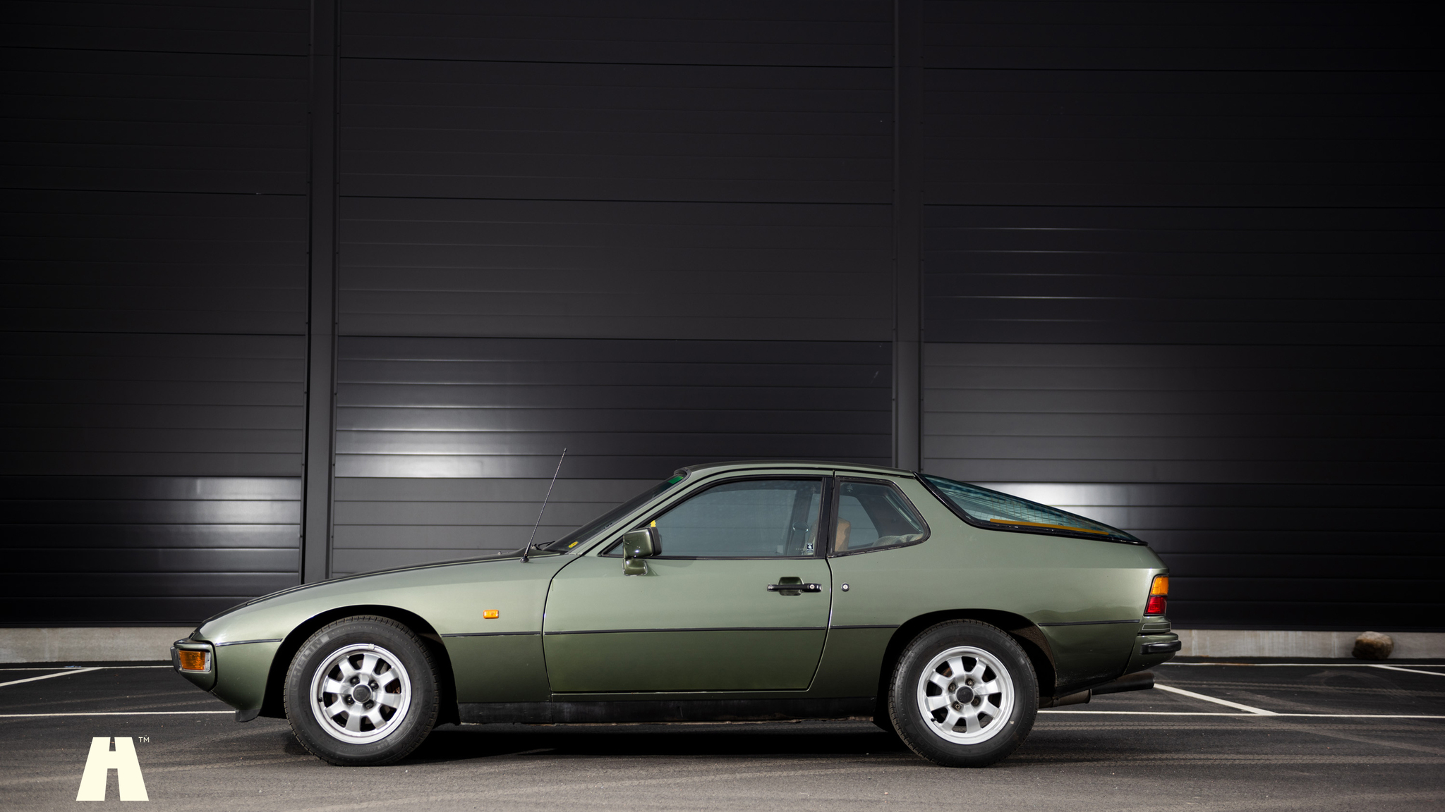 Exterior image of 1981 Porsche 924 (2)