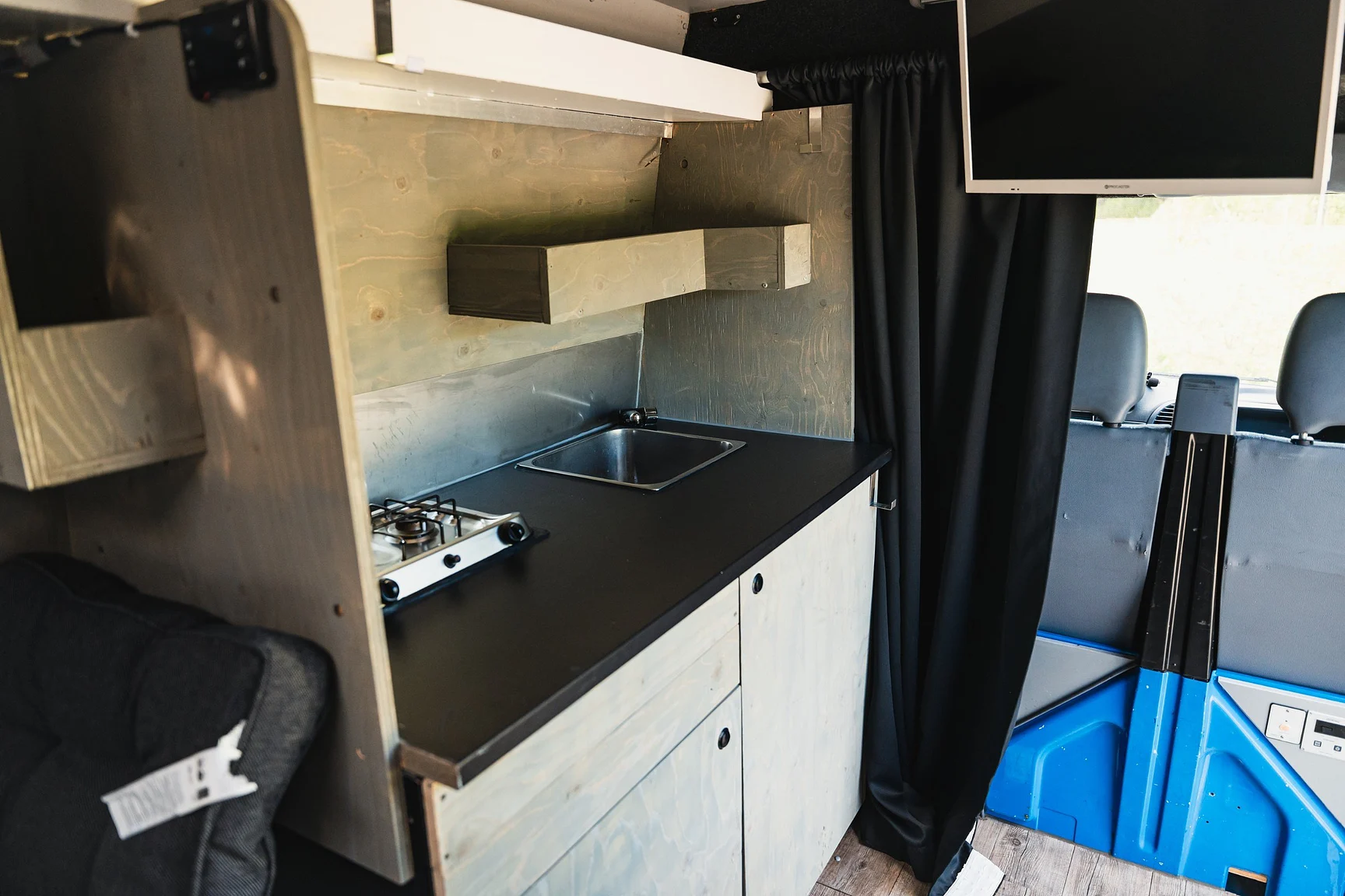 Innenraumfoto von 2004 Mercedes-Benz Sprinter 4x4 Campervan (48)