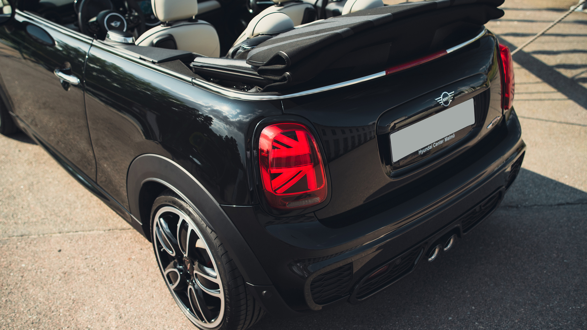 Exteriörbild på 2021 Mini John Cooper Works Cabriolet  (10)