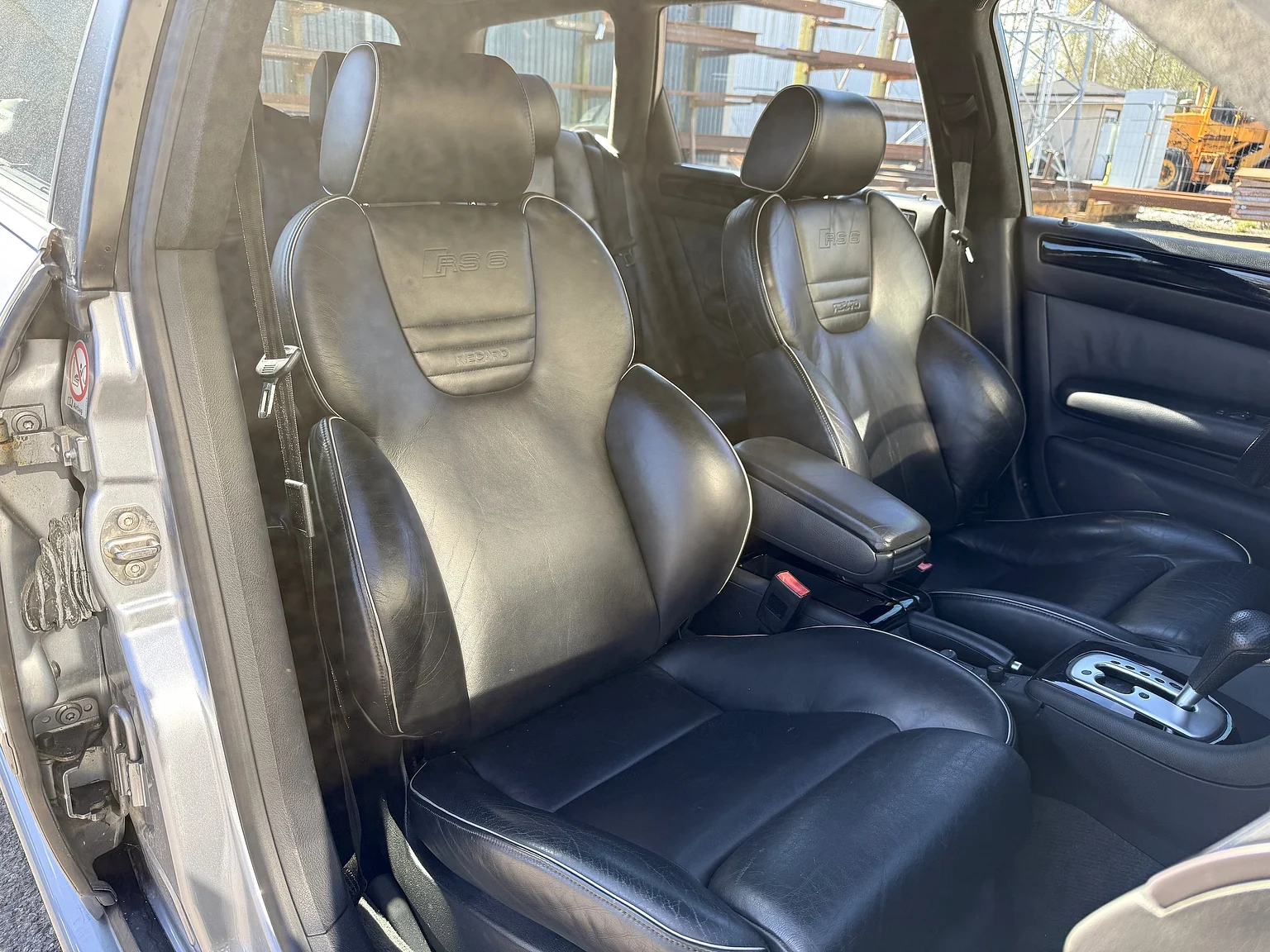 Interior image of 2002 Audi RS 6 Avant (50)