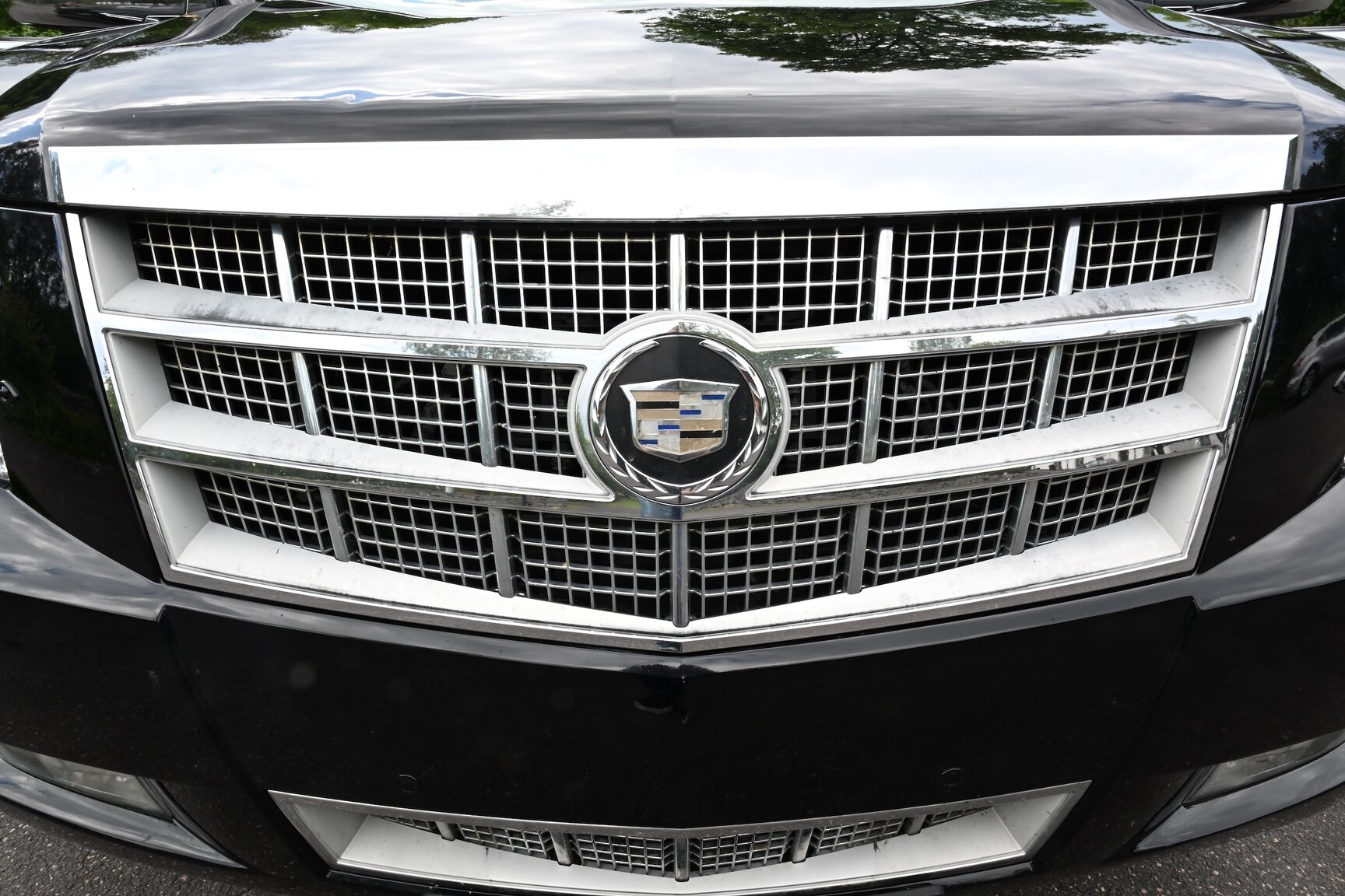Exterior image of 2010 Cadillac Escalade ESV 6.2 Flexfuel