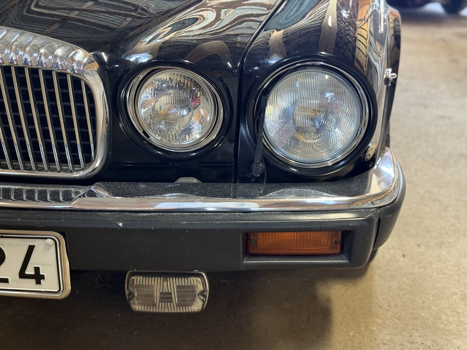 Exterior image of 1990 Jaguar Daimler Double six