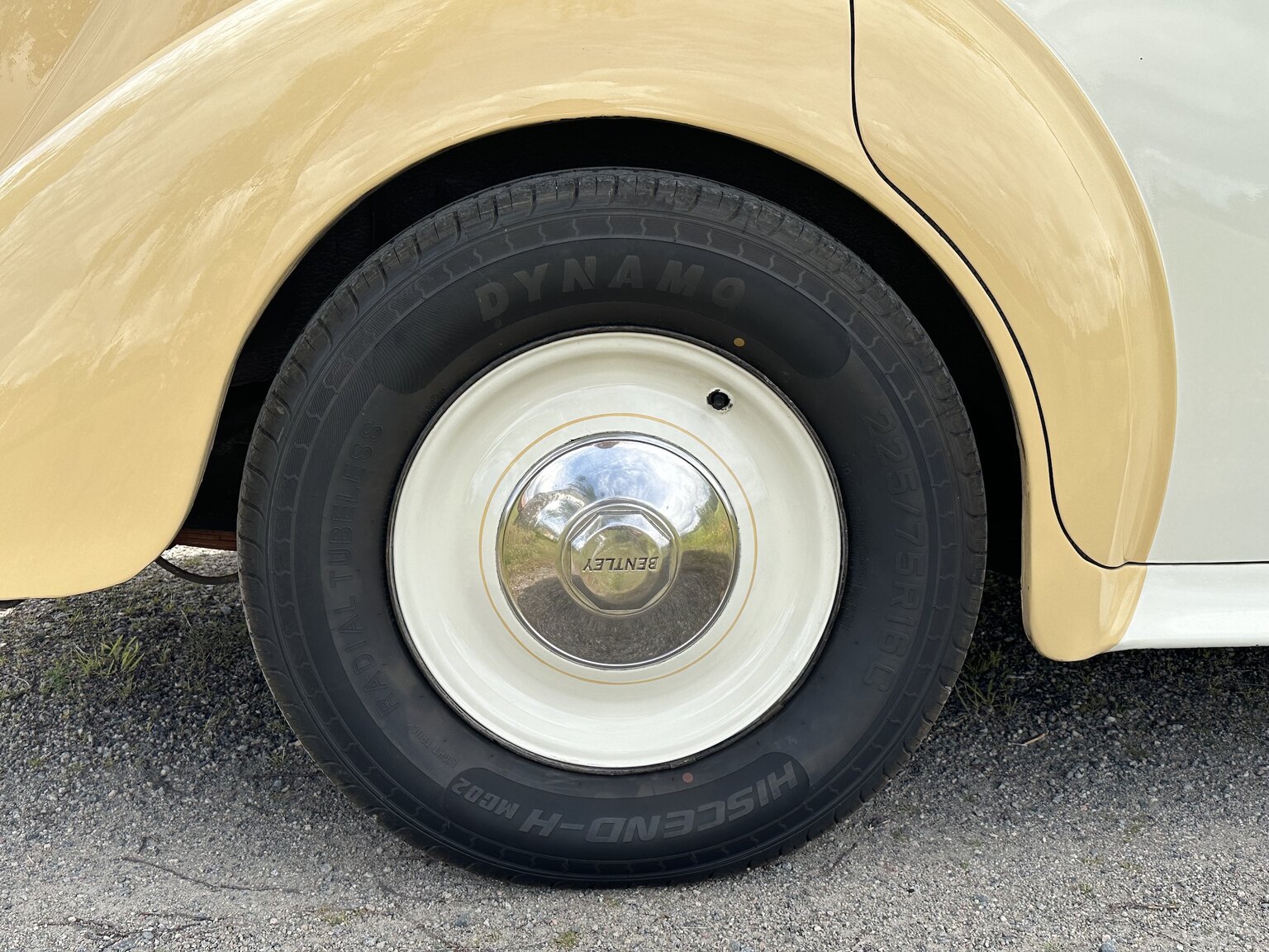 Exterior image of 1947 Bentley Mark IV Sport Saloon