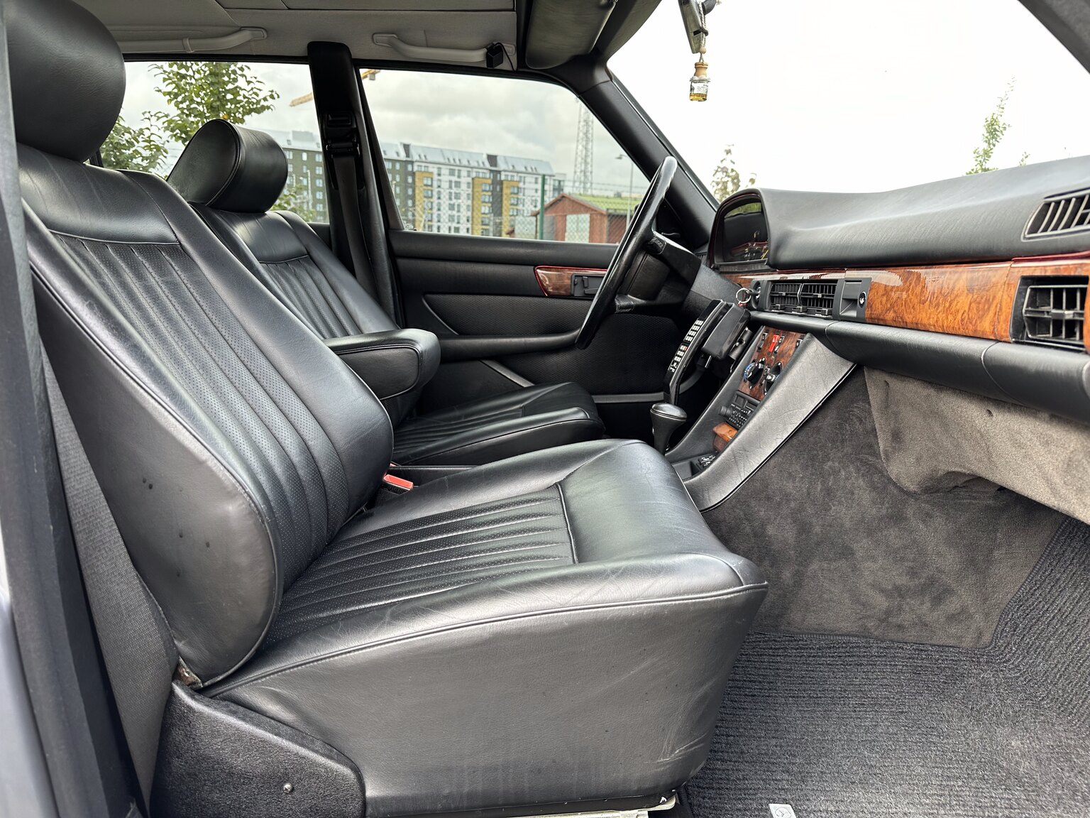 Innenraumfoto von 1987 Mercedes 300 SE