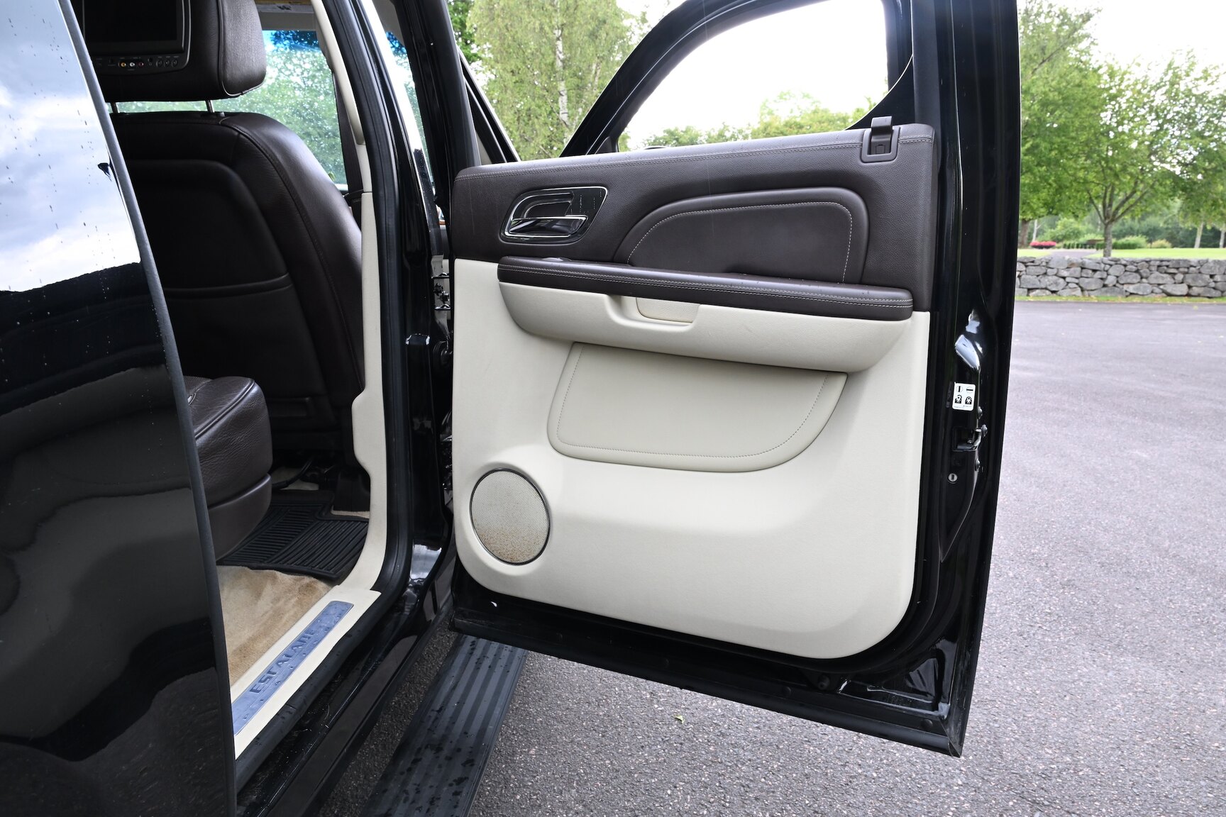 Interior image of 2010 Cadillac Escalade ESV 6.2 Flexfuel