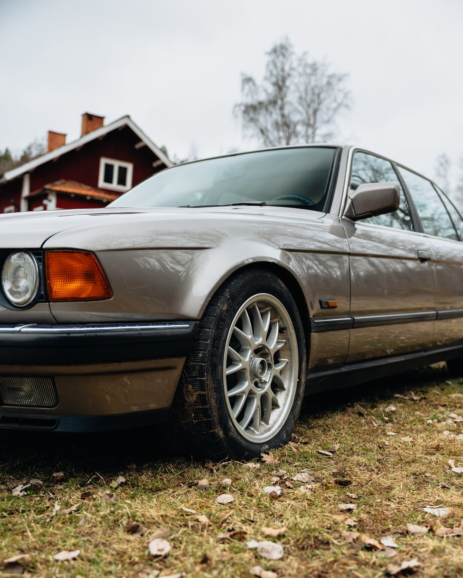 Exterior image of 1990 BMW 750iL (56)