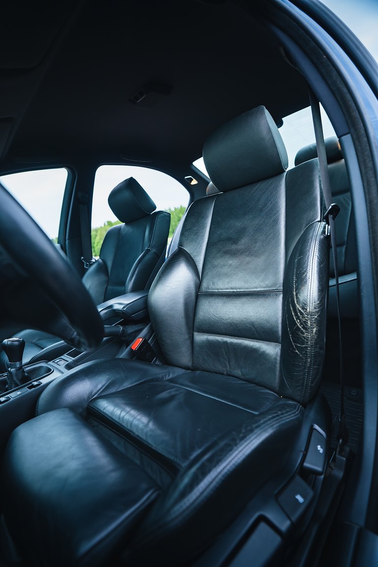 Interior image of 2003 BMW 330i