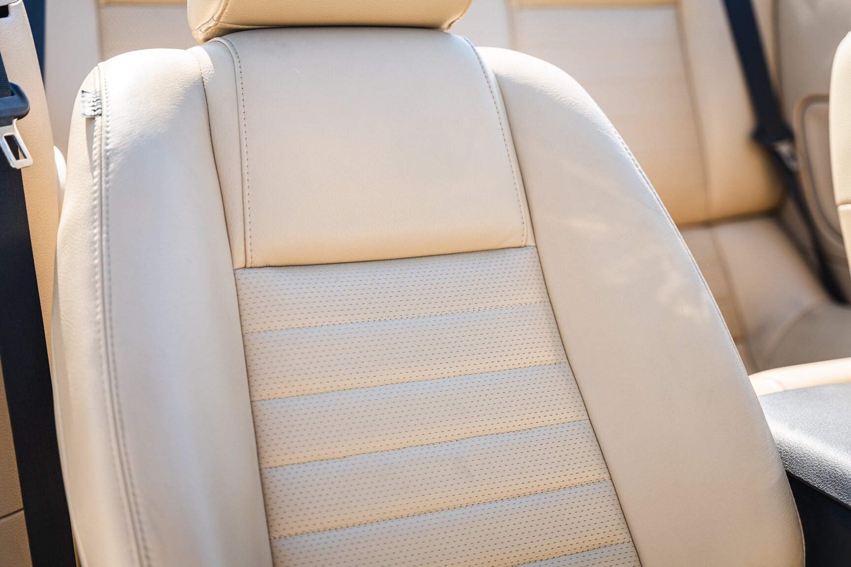 Interior image of 2005 Ford Mustang GT Cabriolet