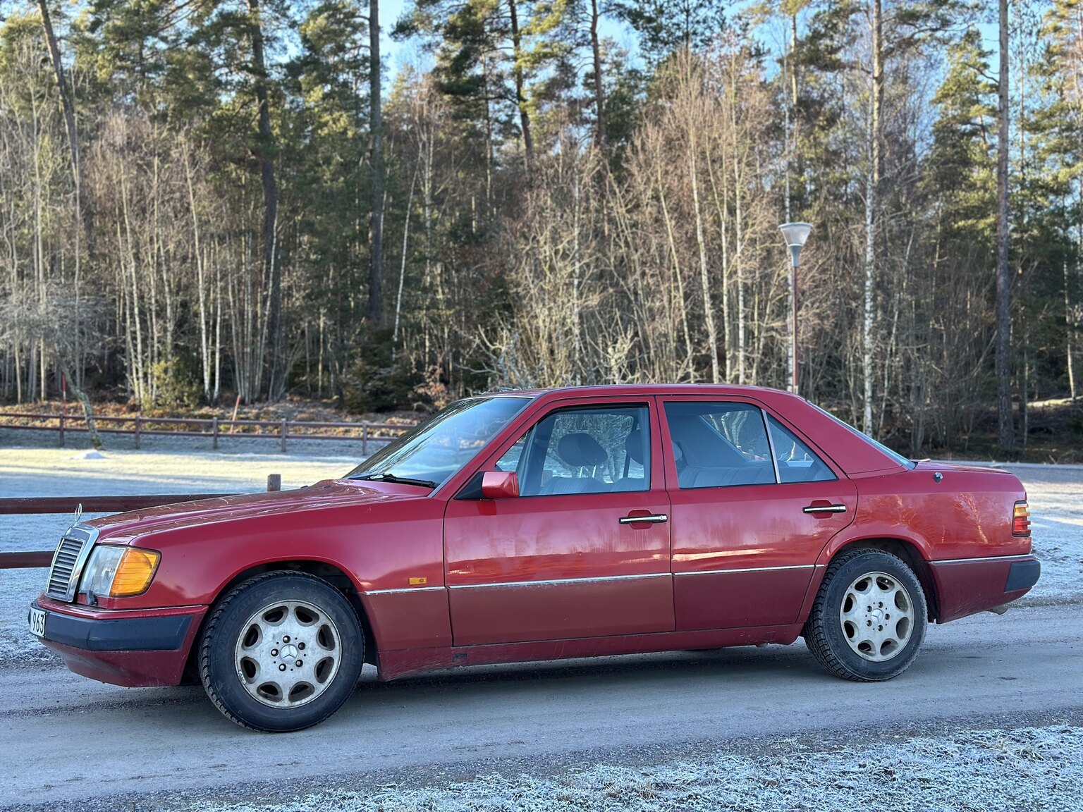 Exteriörbild på 1990 Mercedes-Benz 200 E