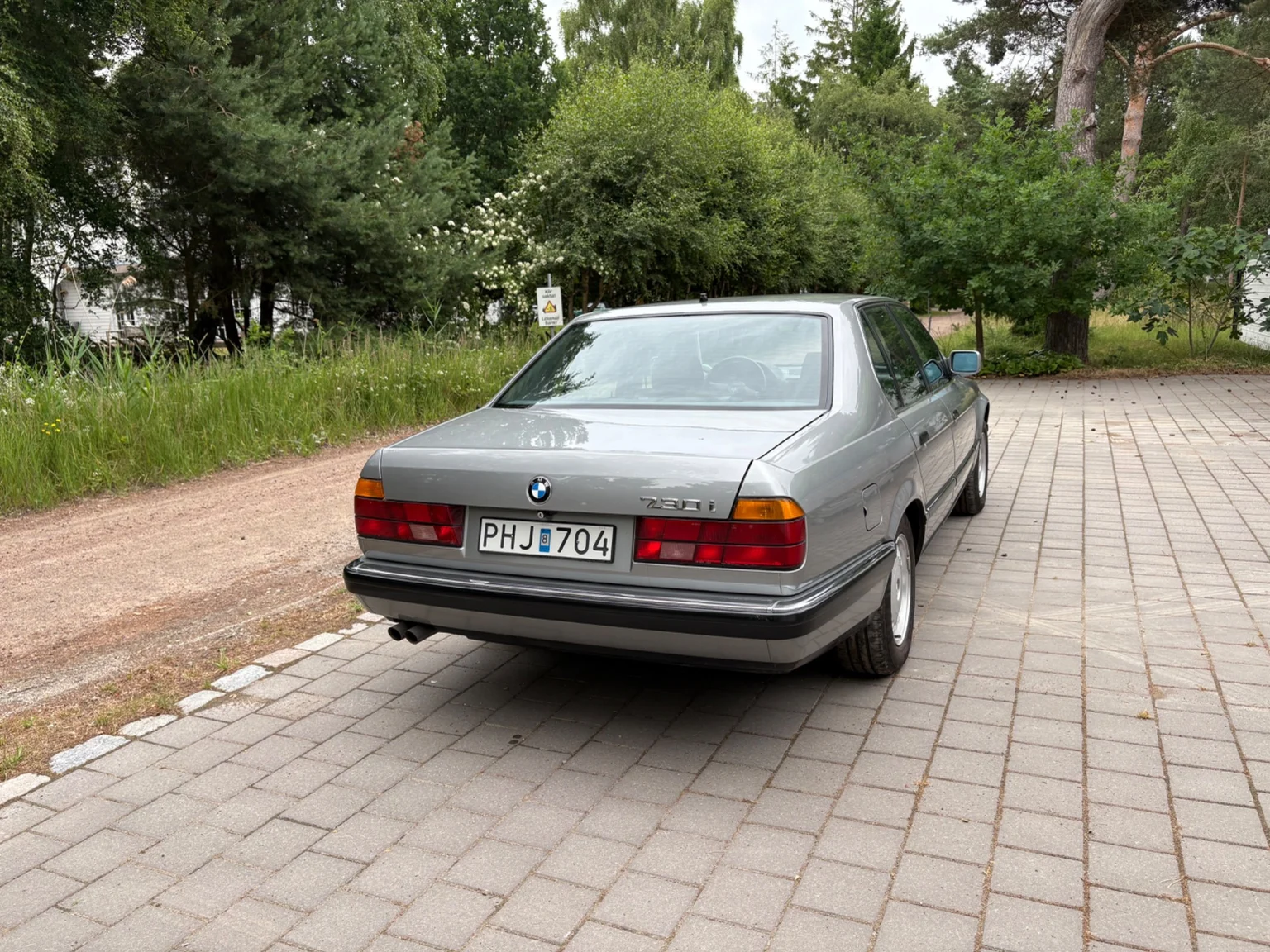 Exteriörbild på 1988 BMW 730iA (2)