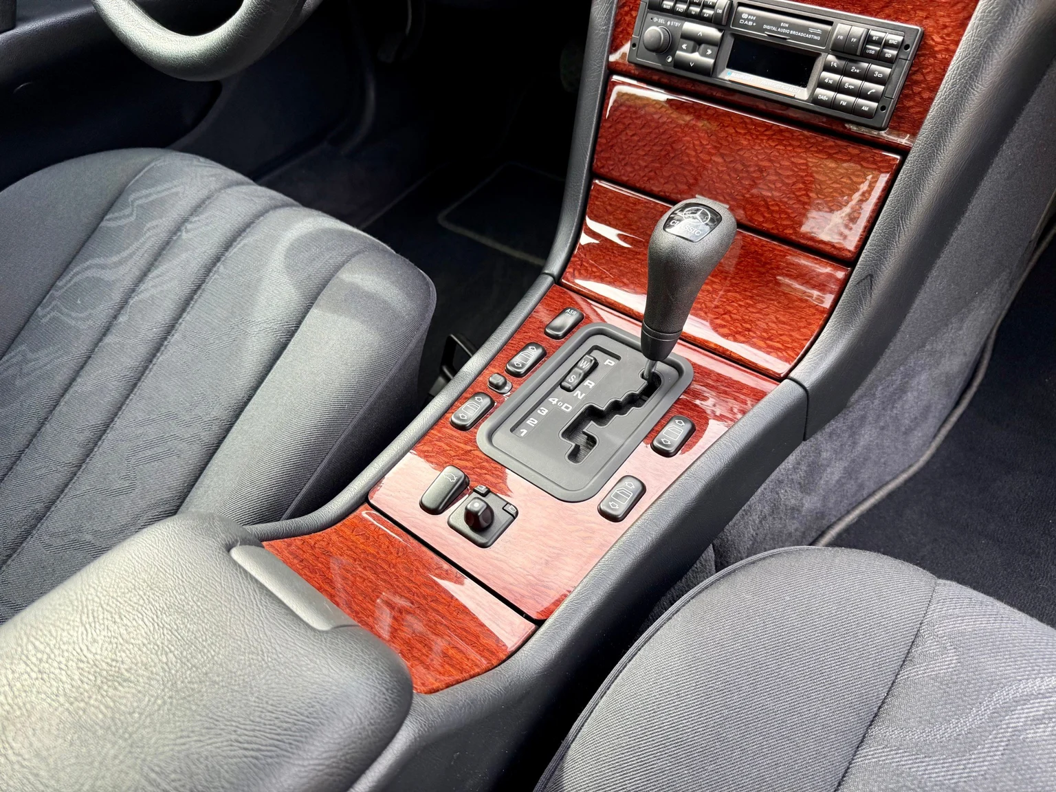 Interior image of 1997 Mercedes-Benz E 290 TD (73)