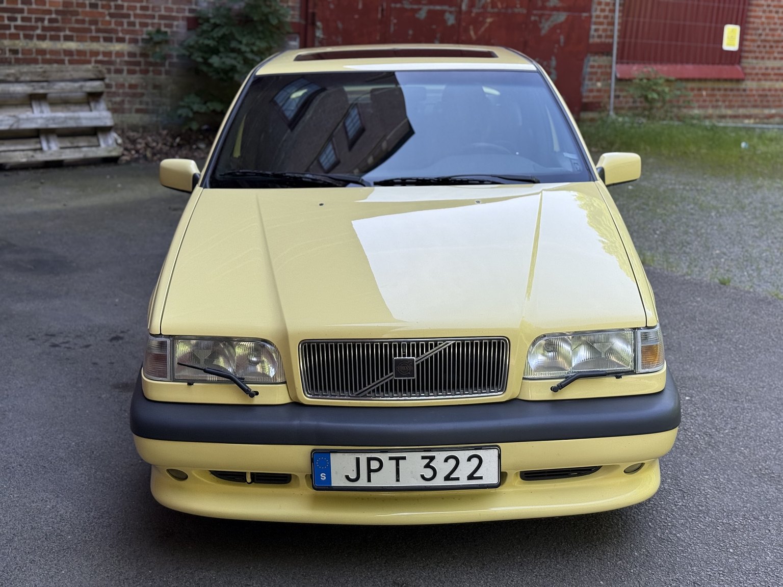 Exterior image of 1995 Volvo 850 T-5R