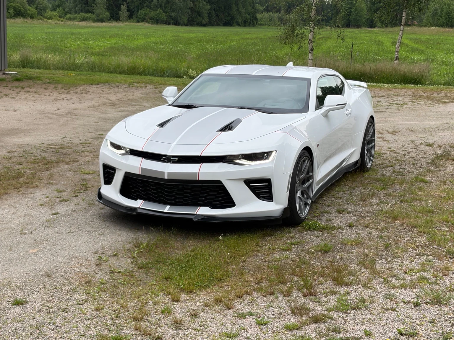 Exterior image of 2017 Chevrolet Camaro SS (6)