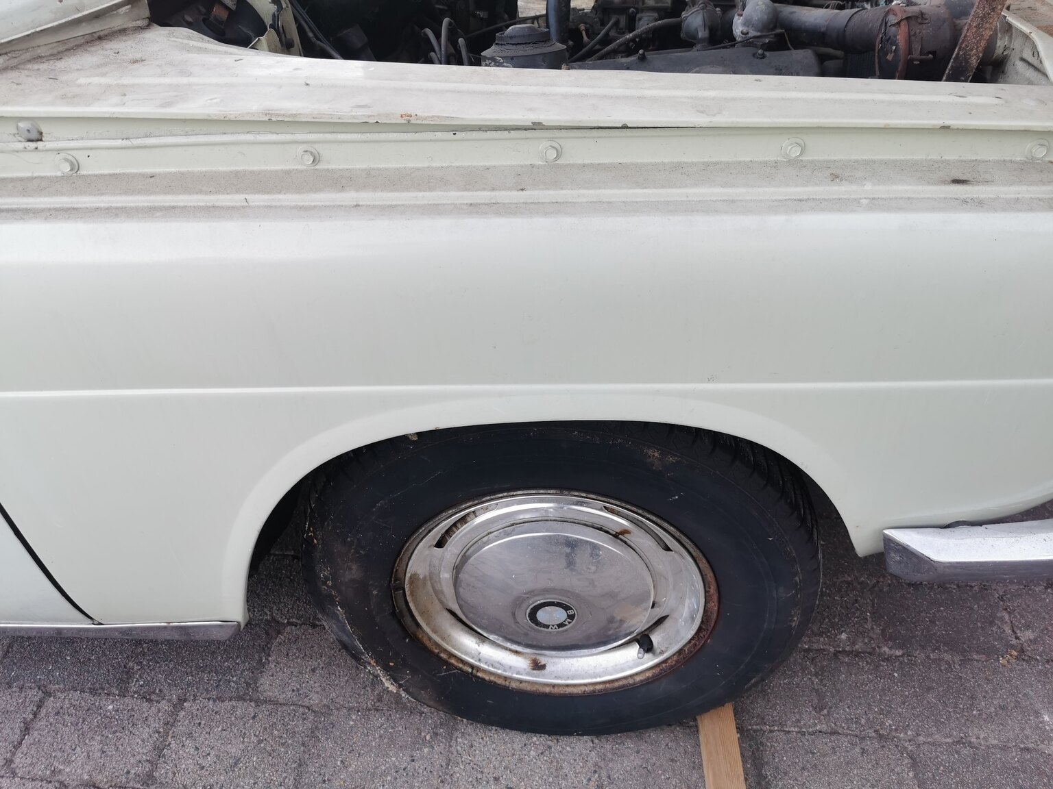 Exteriörbild på 1966 Renoveringsobjekt BMW 1800