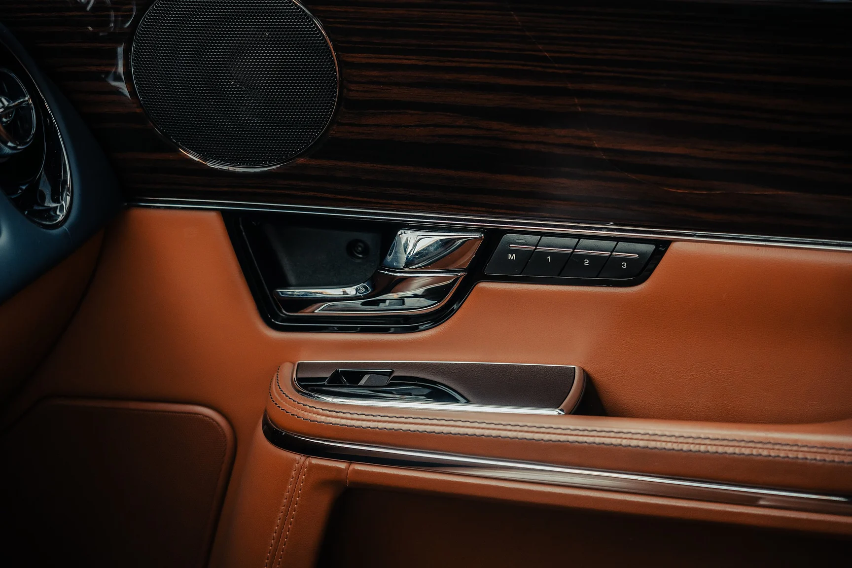 Interior image of 2012 Jaguar XJ (18)