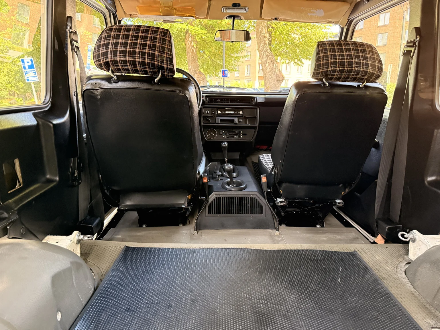 Innenraumfoto von 1981 Mercedes-Benz 240 GD (24)
