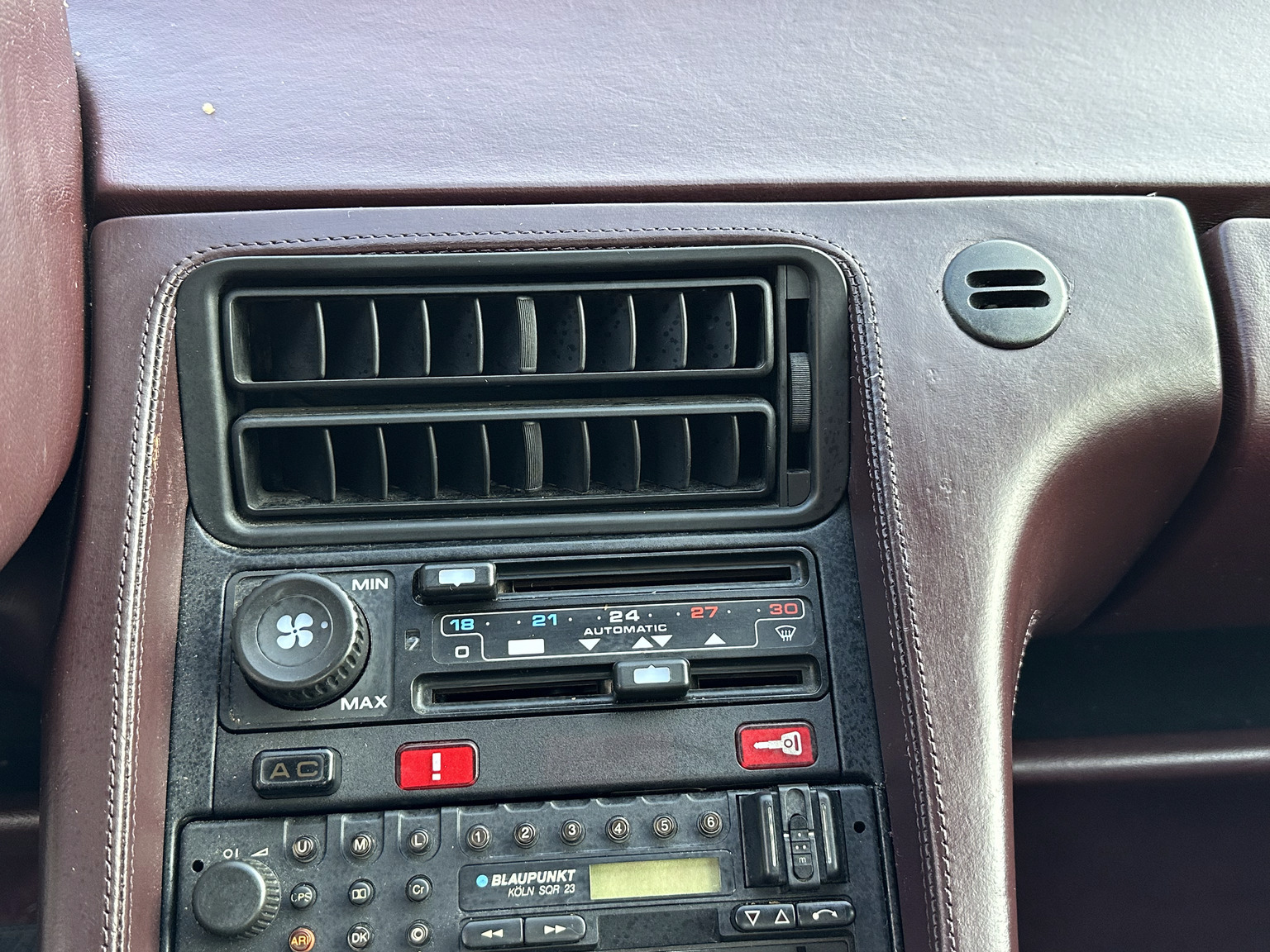 Innenraumfoto von 1985 Porsche 928 (14)