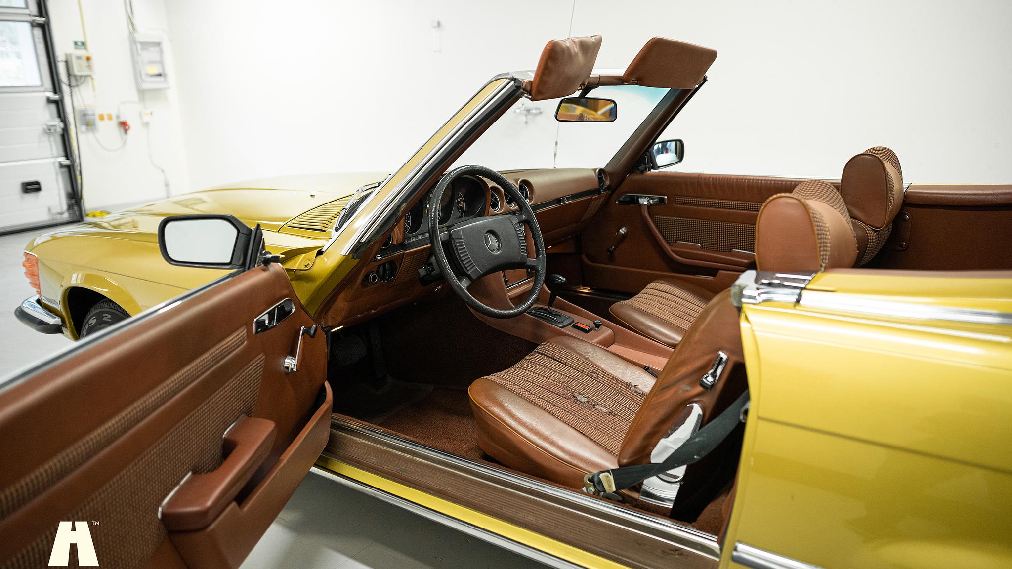 Interiörbild 1975 Mercedes SL 350