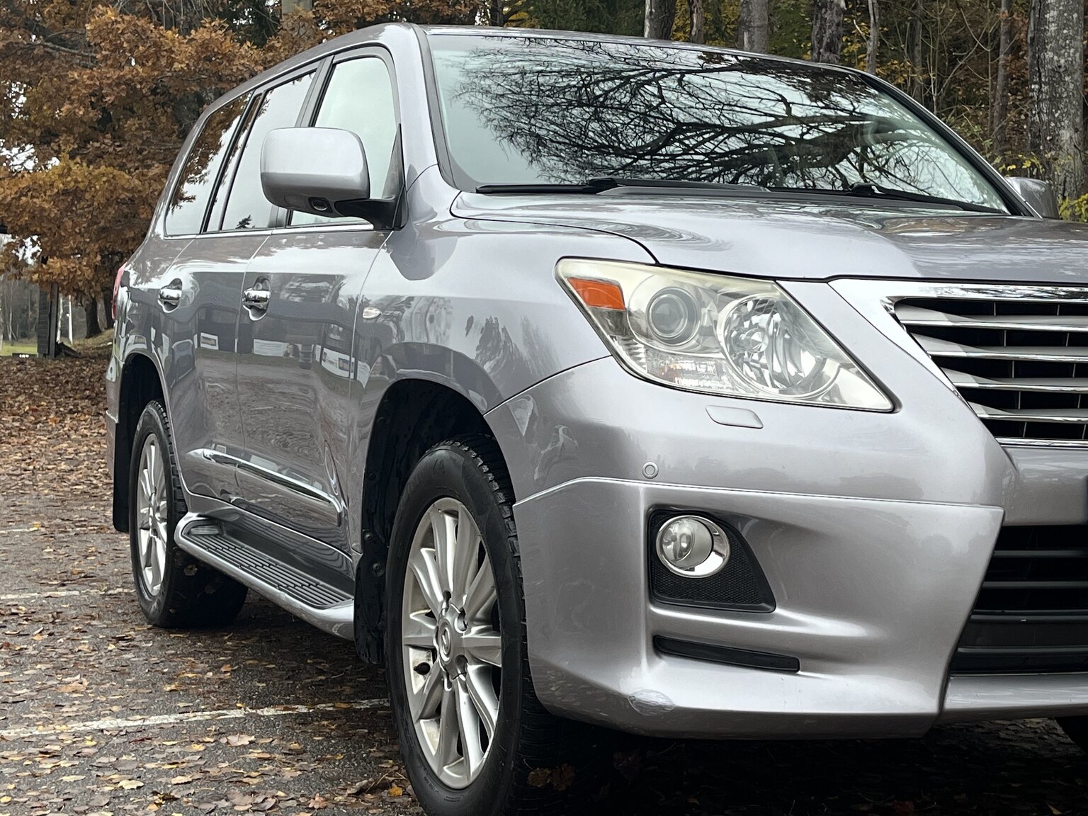Exteriörbild på 2011 Lexus LX570