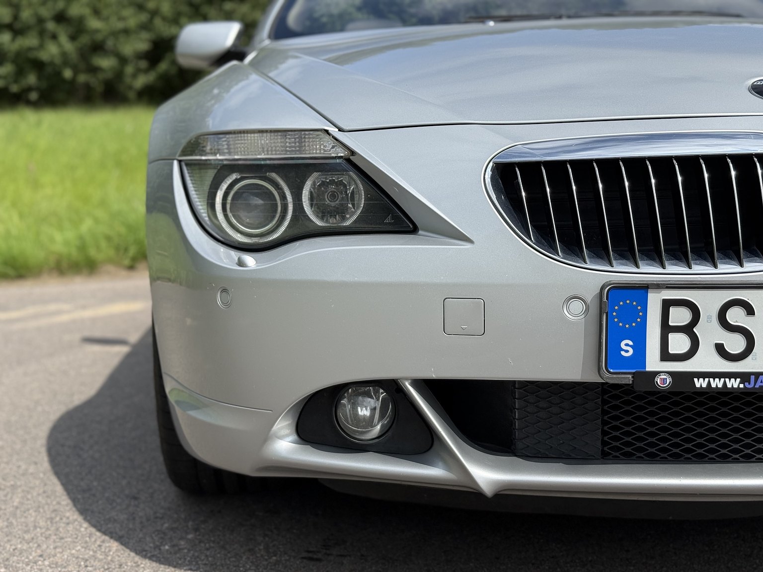 Exterior image of 2004 BMW 645Ci Convertible