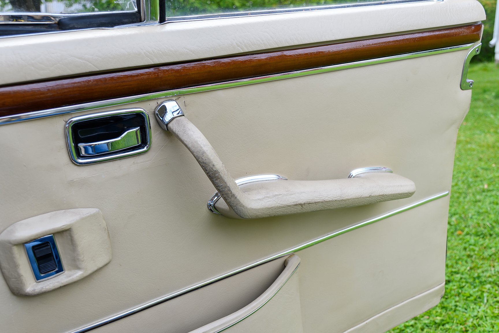 Interior image of 1969 Mercedes-Benz 300 SEL