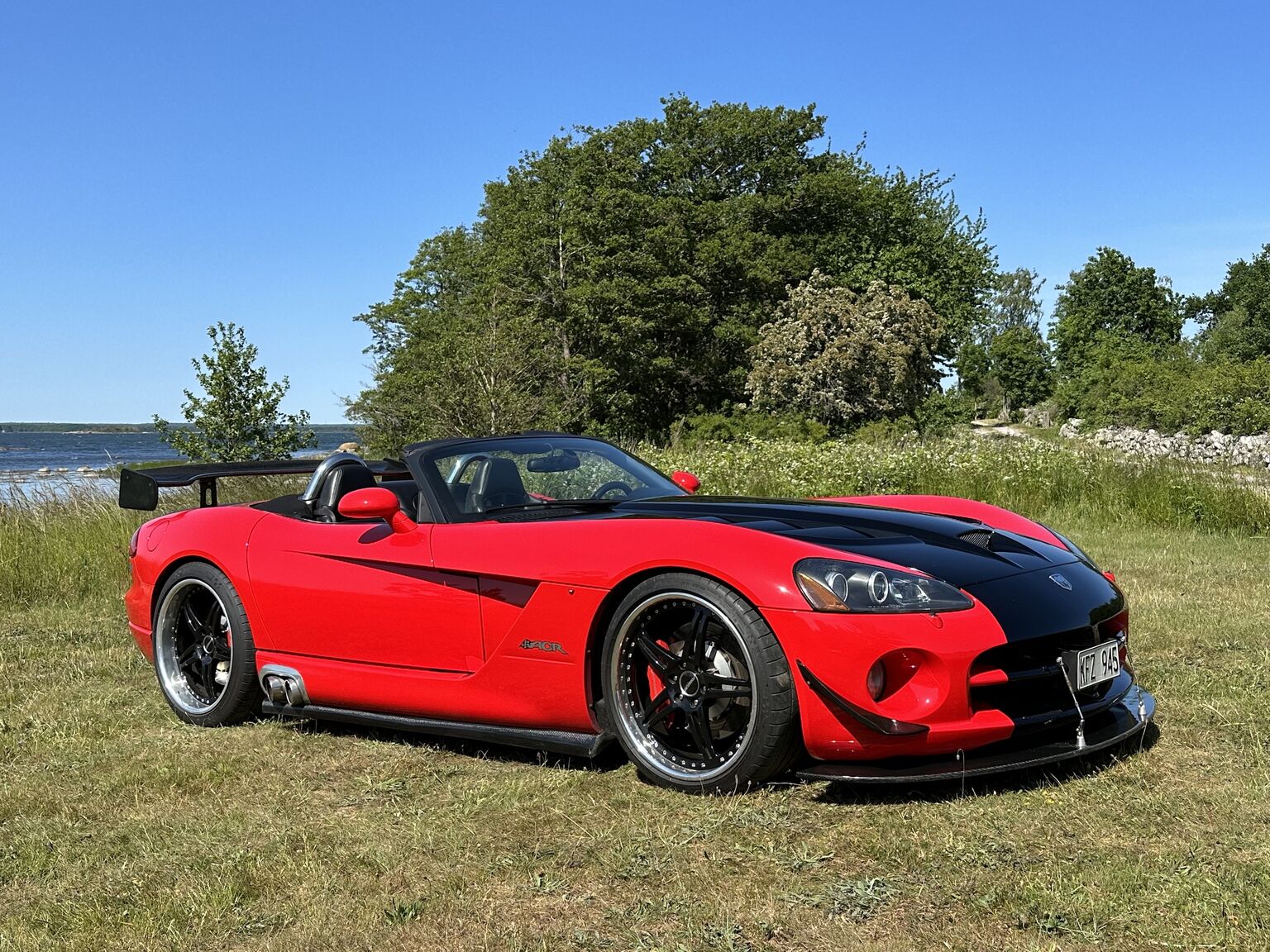 Exterior image of 2004 Dodge Viper SRT-10 (3)