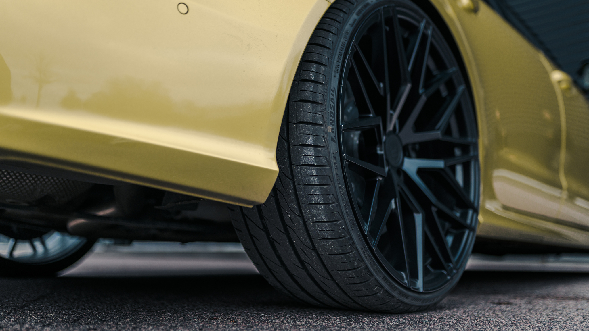 Exterior image of 2016 Audi RS6 Avant Exclusive (25)