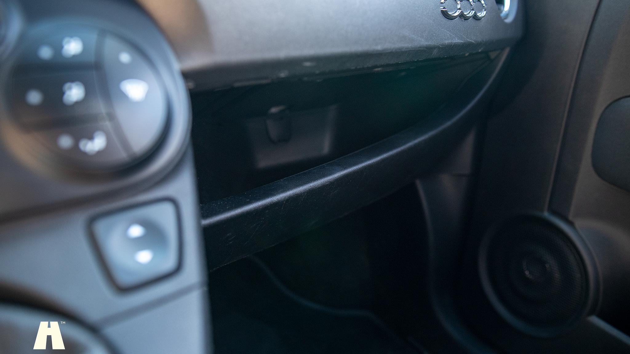 Innenraumfoto von 2016 Abarth 595 Competizione (53)