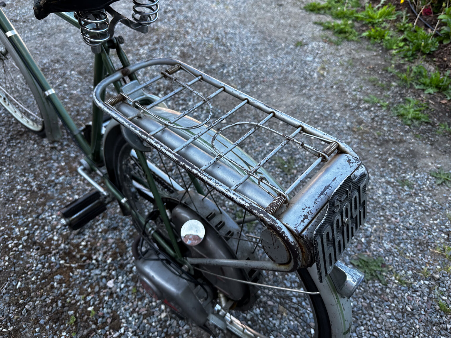 Exteriörbild på 1951 Fux med påhängsmotor
