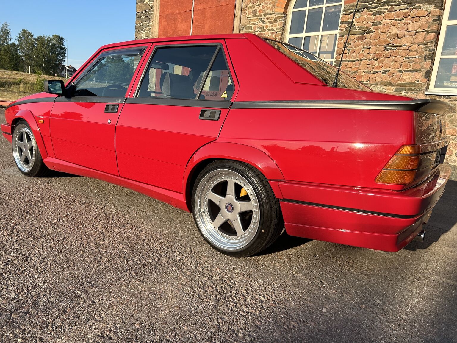 Exterior image of 1988 Alfa Romeo 75 (10)