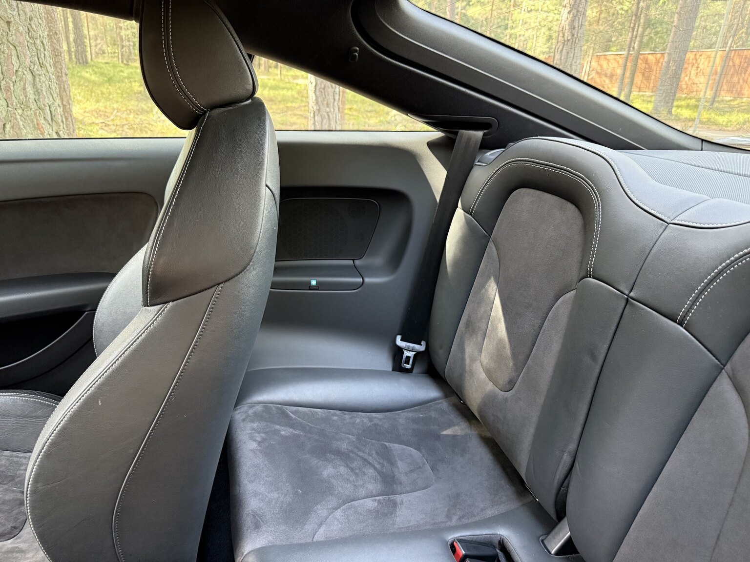 Innenraumfoto von 2011 Audi TT RS Coupé