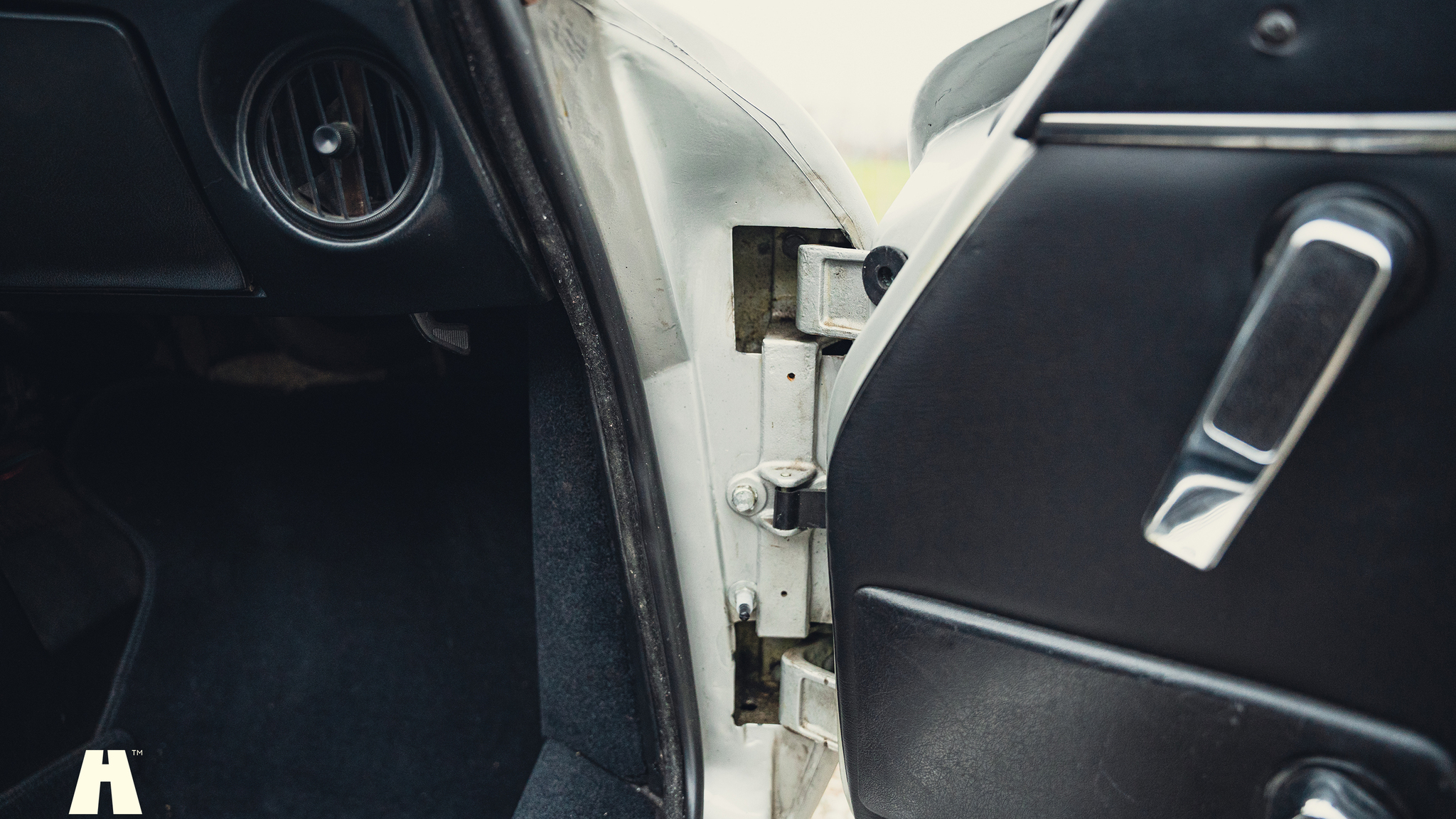 Interior image of 1980 Alfa Romeo 2000 Spider