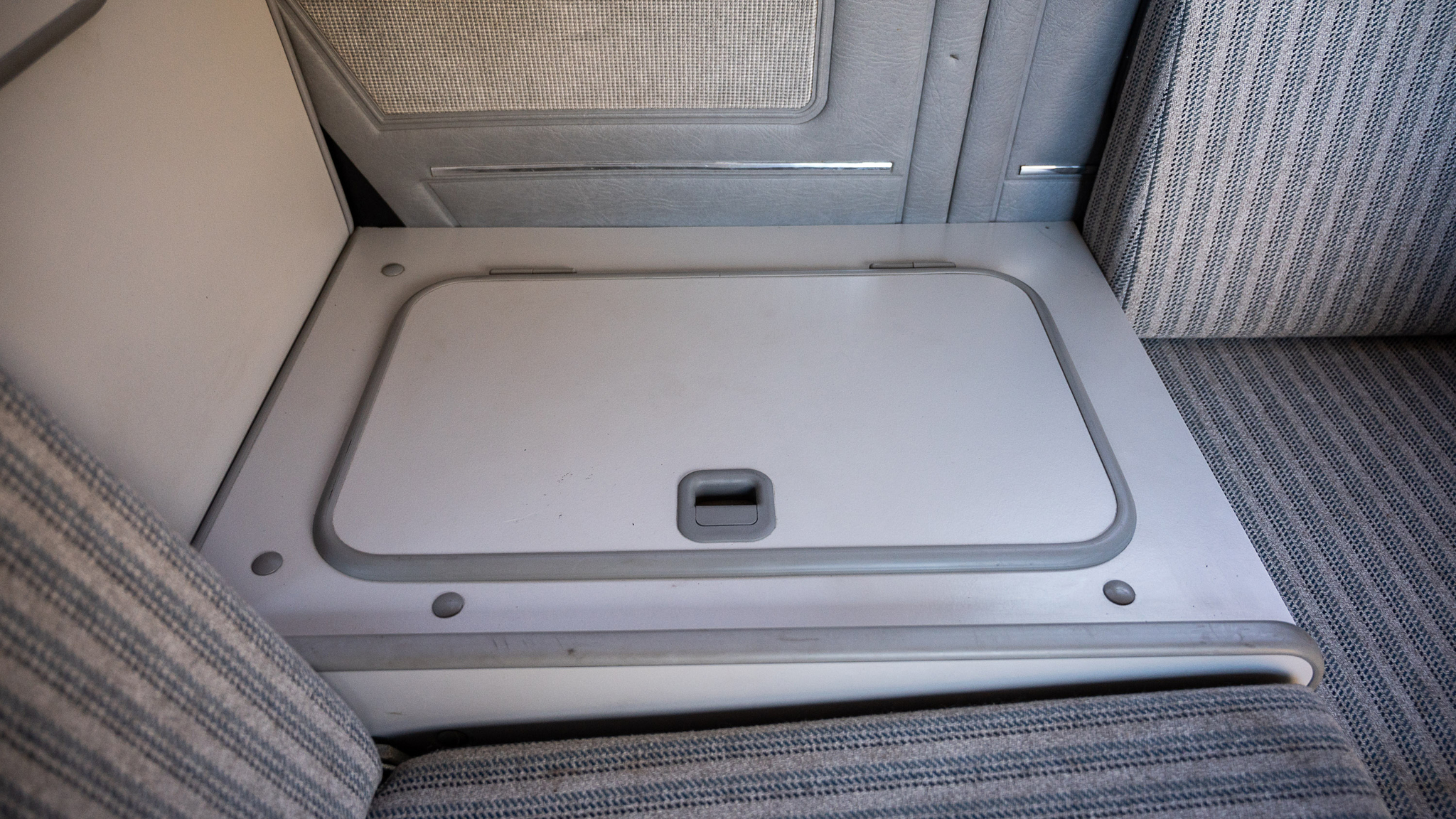 Interior image of 1992 Volkswagen T3 Kombi Syncro 16" Westfalia