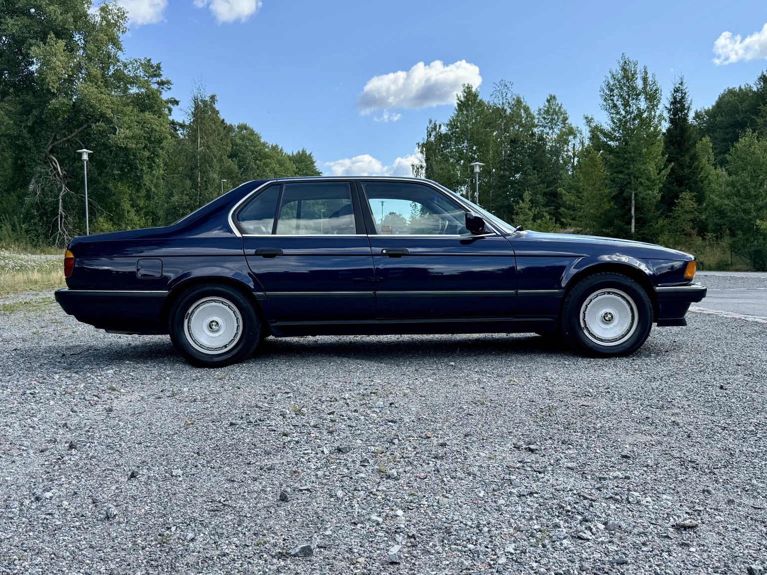 Exterior image of 1990 BMW 750i (2)