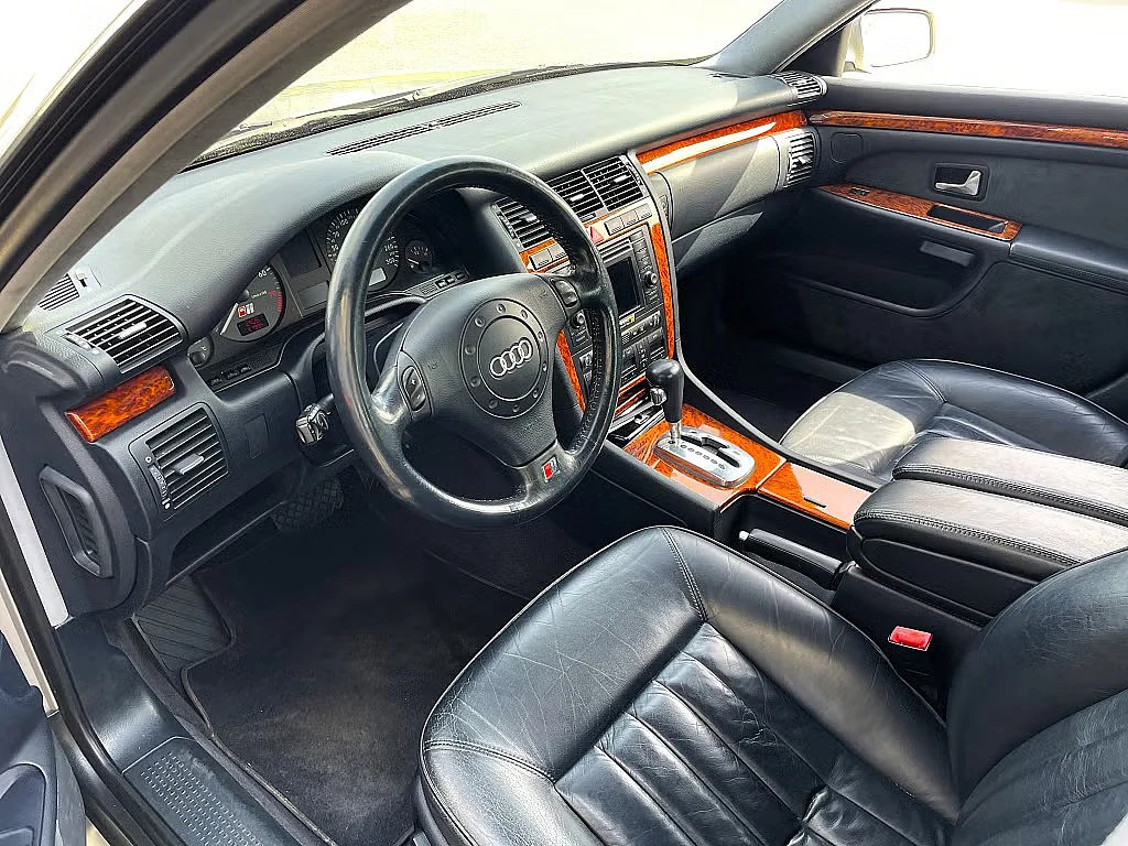 Innenraumfoto von 2000 Audi S8 (4)