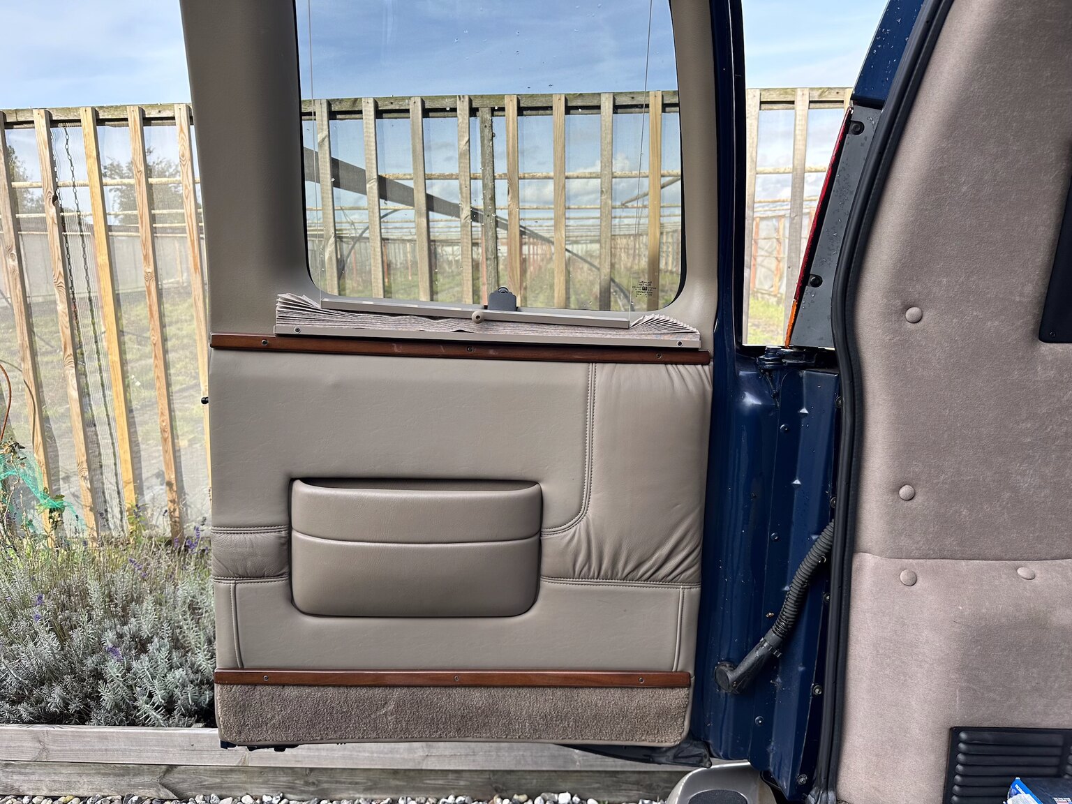 Innenraumfoto von 2000 GMC Savana G1500 Conversion Van
