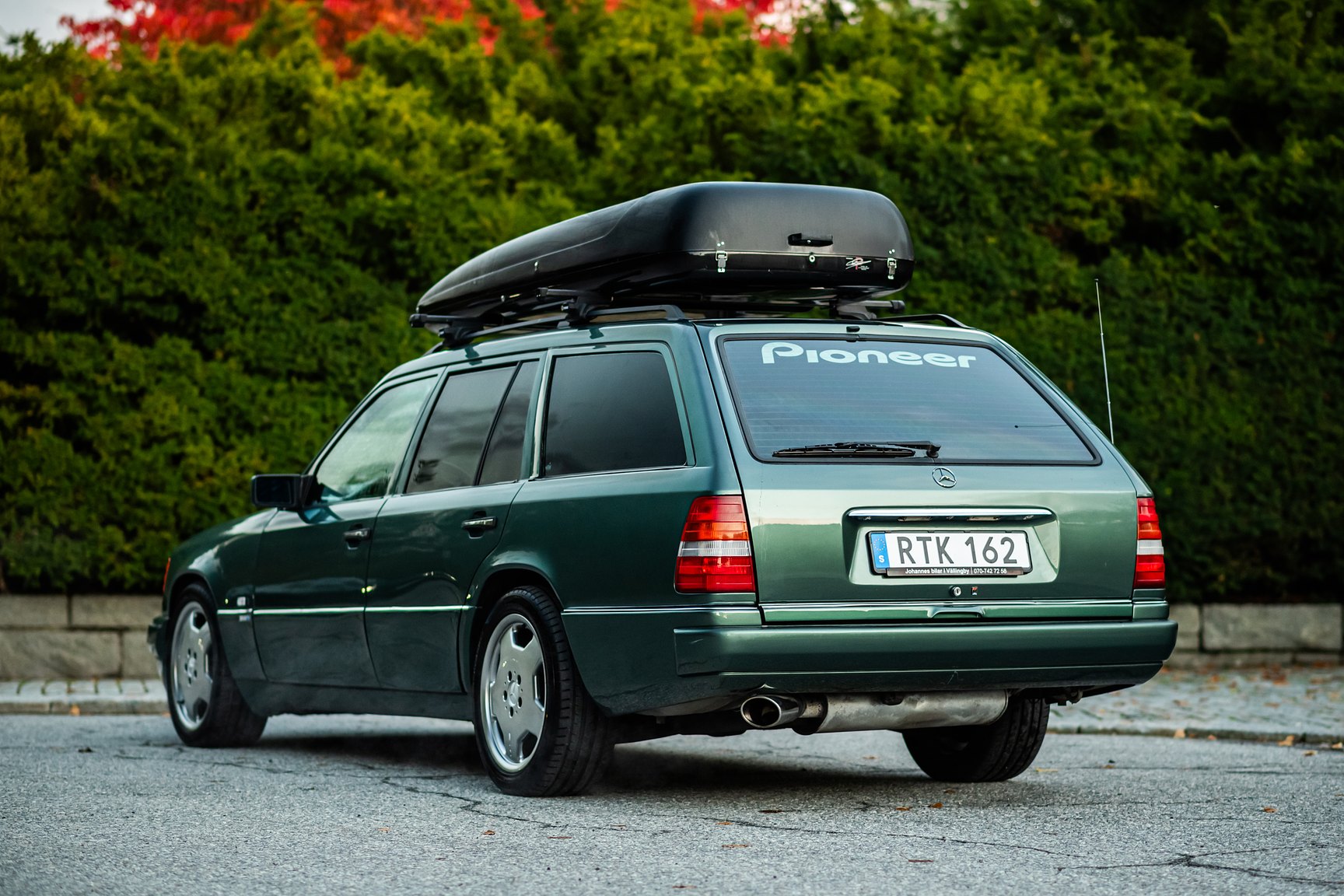 Exterior image of 1996 MERCEDES-BENZ E 320 T