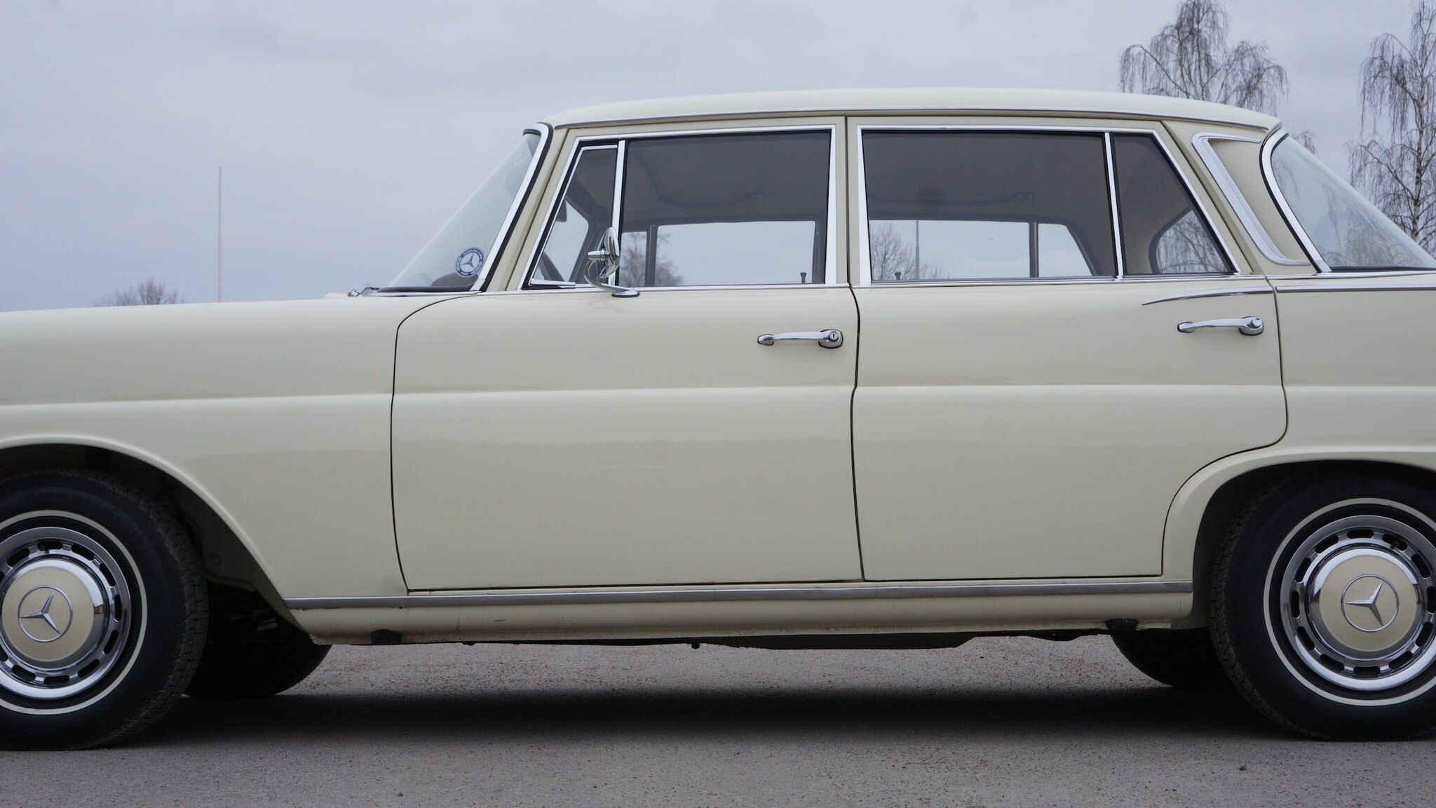 Exteriörbild på 1966 Mercedes-Benz 230 S