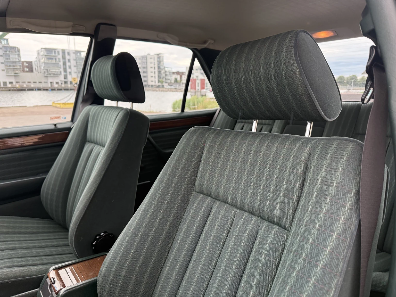 Innenraumfoto von 1991 Mercedes-Benz 300 E 4MATIC (4)