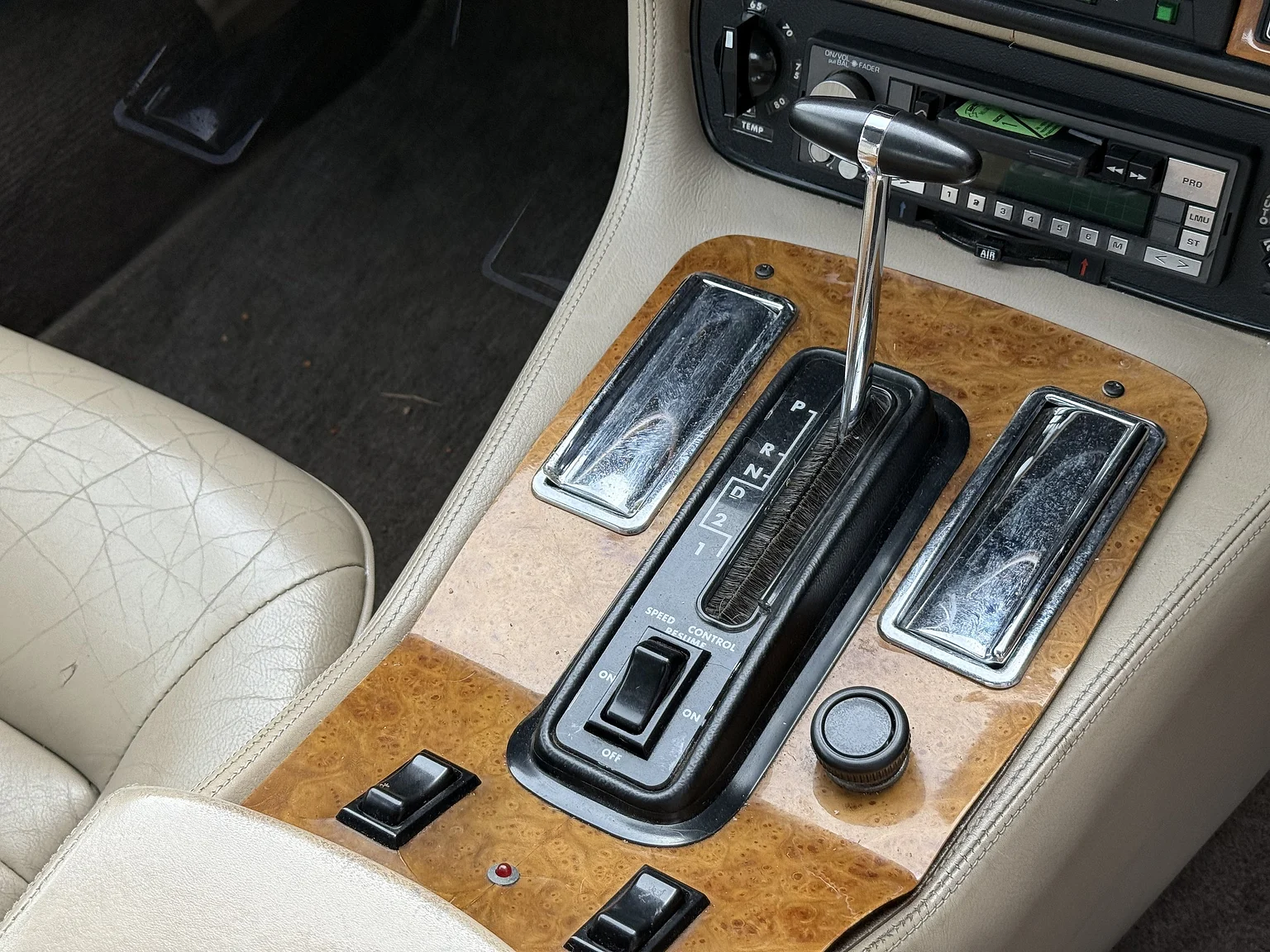 Innenraumfoto von 1985 Jaguar XJS HE (22)