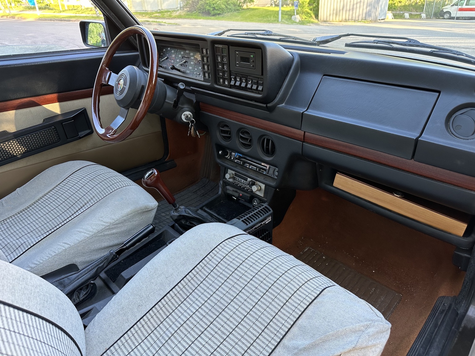 Interiörbild 1984 Alfa Romeo Alfetta 2000